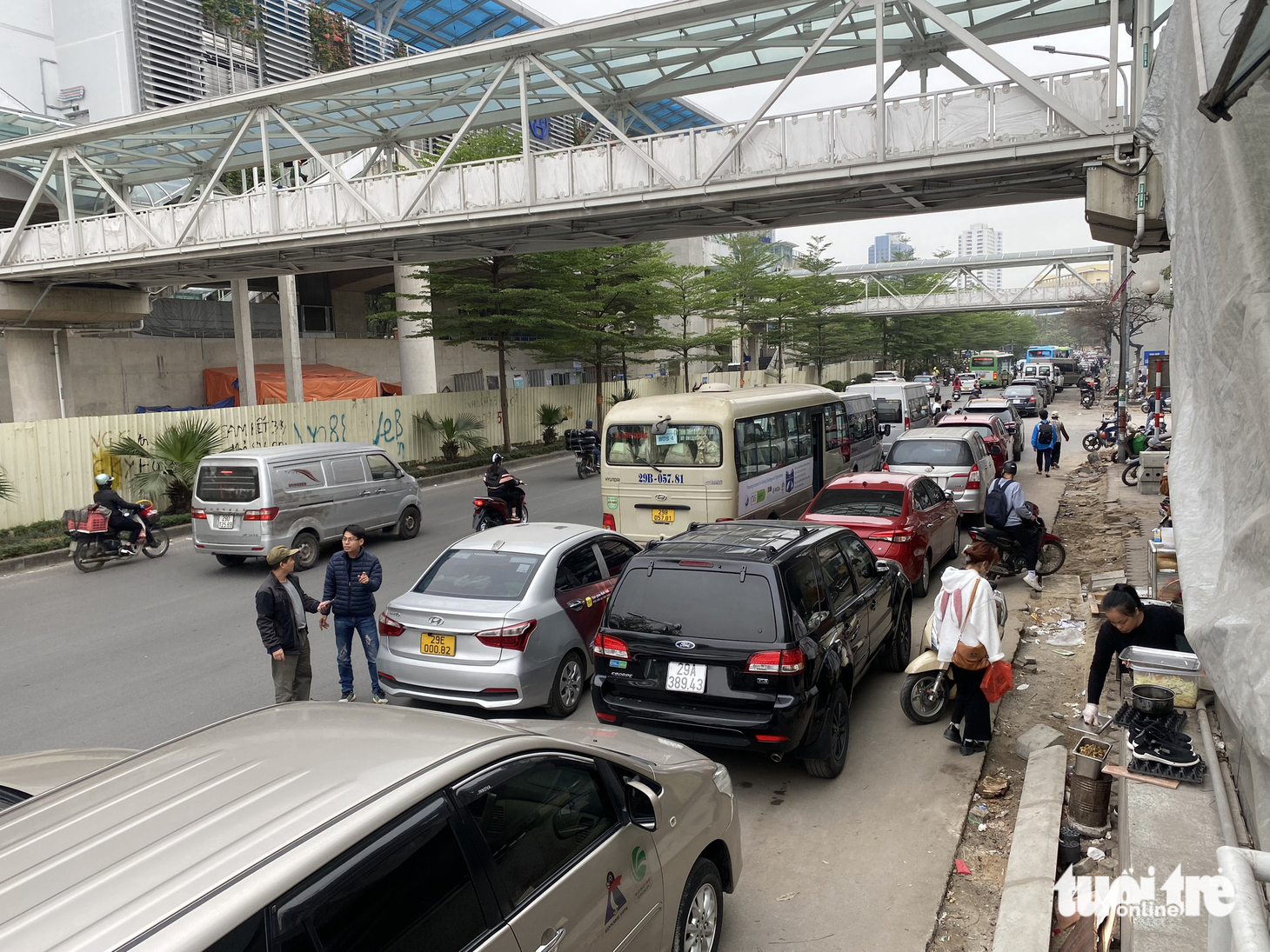 Chưa thoát cảnh ‘ăn đợi, nằm chờ’ dù đã có cảnh sát giao thông hỗ trợ đăng kiểm - Ảnh 5.