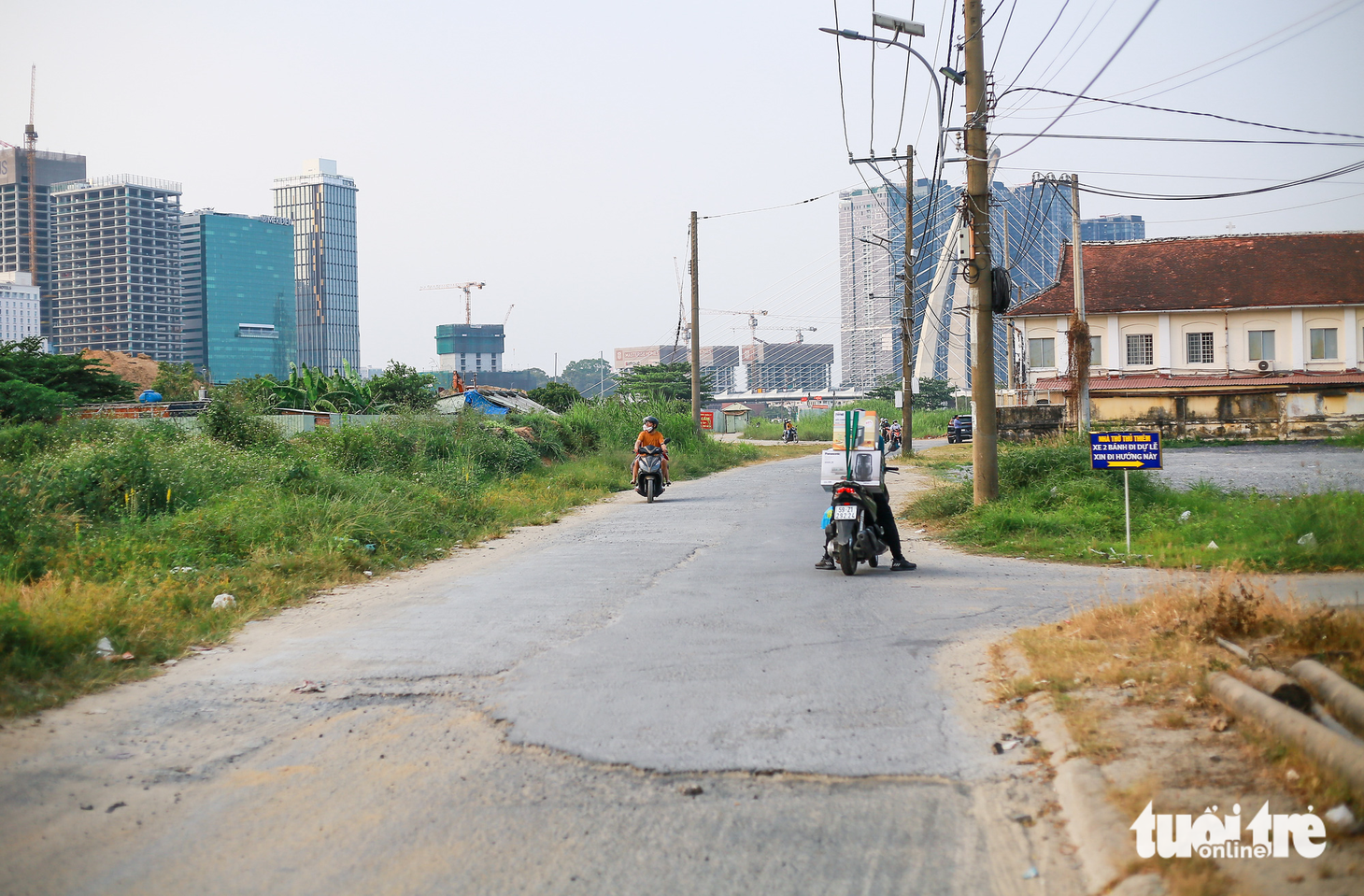 Đường Nguyễn Thiện Thành - tuyến đường dẫn vào hai công trình Công giáo cổ - xuống cấp.