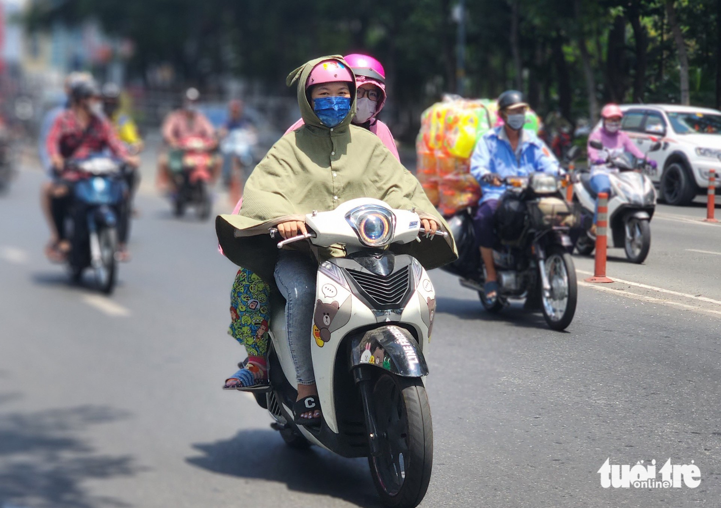 Người dân ra đường mặc áo kín mít - Ảnh: NGỌC KHẢI