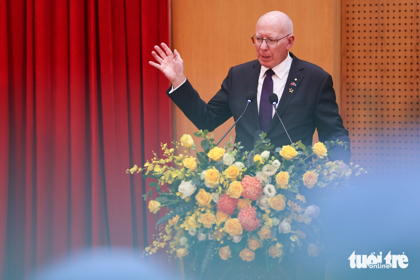 Toàn quyền Úc David Hurley chia sẻ khi đến thăm trụ sở Cục Gìn giữ hòa bình Việt Nam - Ảnh: NGUYỄN KHÁNH