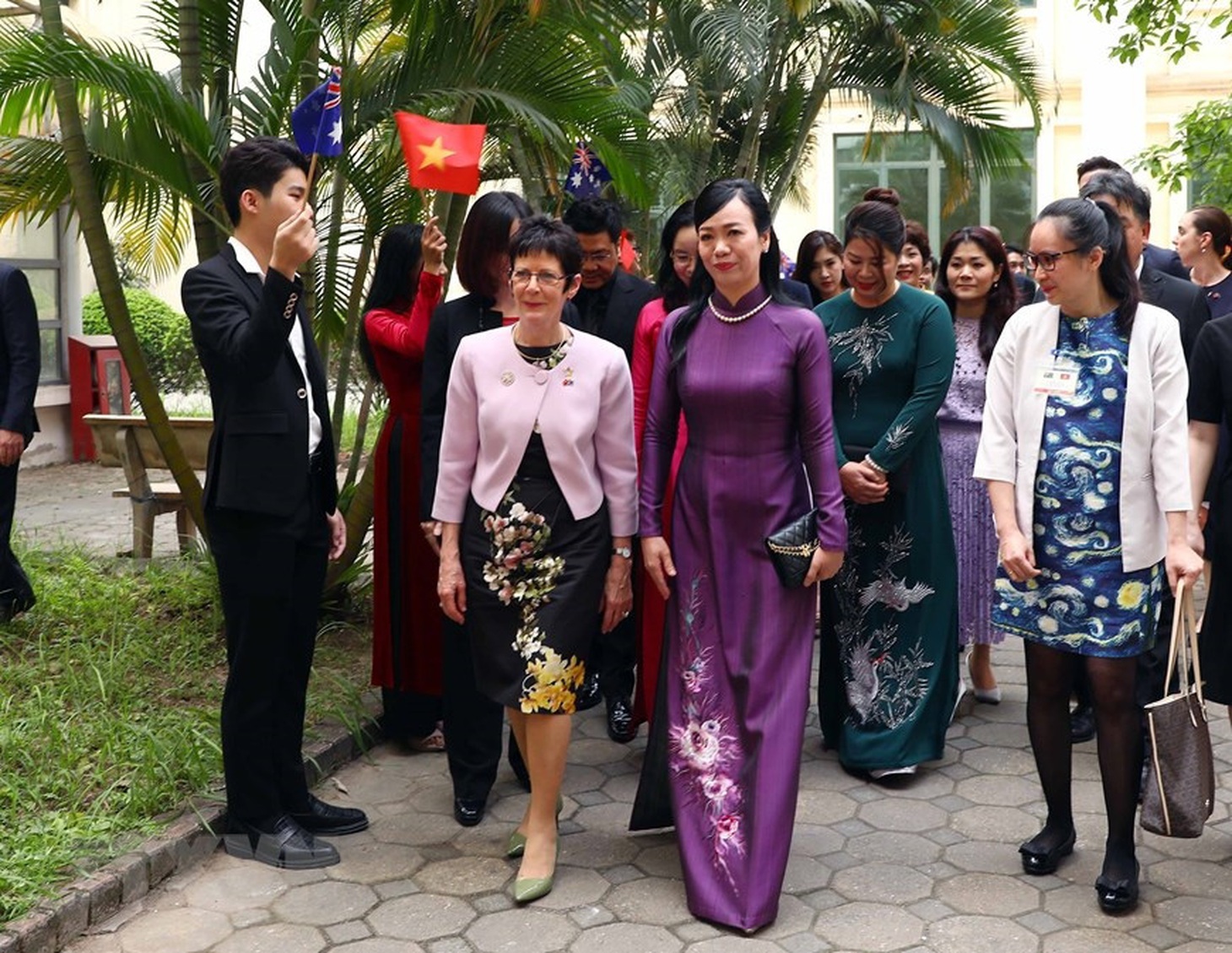 Cũng trong chiều 4-4, Phu nhân Chủ tịch nước Võ Văn Thưởng, bà Phan Thị Thanh Tâm và Phu nhân Toàn quyền Úc, bà Linda Hurley đã đến thăm Học viện Âm nhạc Quốc gia Việt Nam. Bà Linda Hurley thích ca hát và chứng minh rằng ca hát, đặc biệt theo nhóm, có thể mang lại những ảnh hưởng tích cực tới cá nhân và cộng đồng - Ảnh:TTXVN