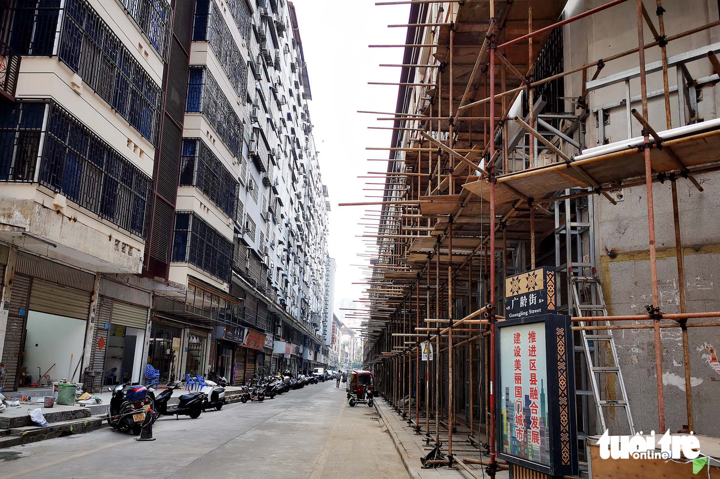 Nhiều nhà cửa, ki ốt ở chợ trung tâm Hà Khẩu vẫn đang đóng cửa để sửa sang, mong ngày kinh doanh sầm uất trở lại - Ảnh: VŨ TUẤN