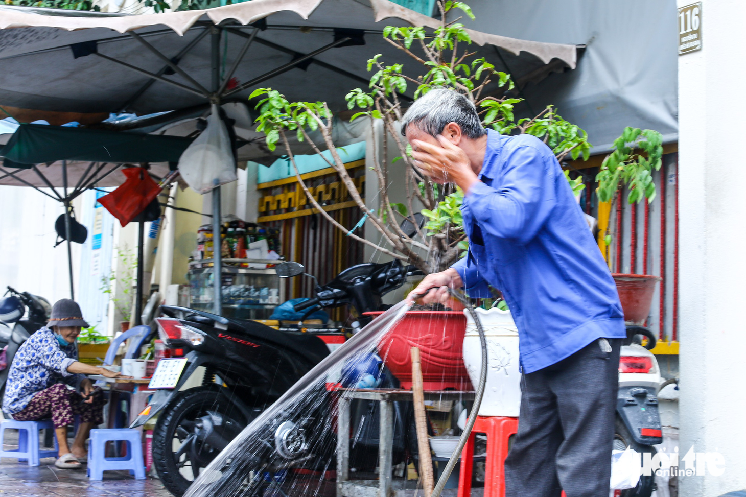 Nam Bộ nắng nóng 39 độ C, người dân tìm đủ cách trú nắng - Ảnh 4.