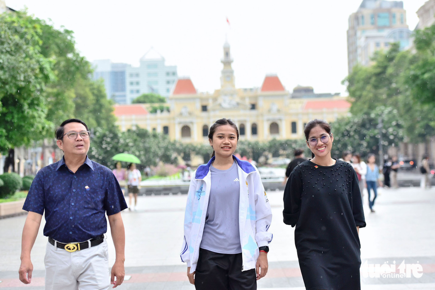VĐV khóc trong mưa Bou Samnang dạo chơi Sài Gòn trong mưa - Ảnh 3.