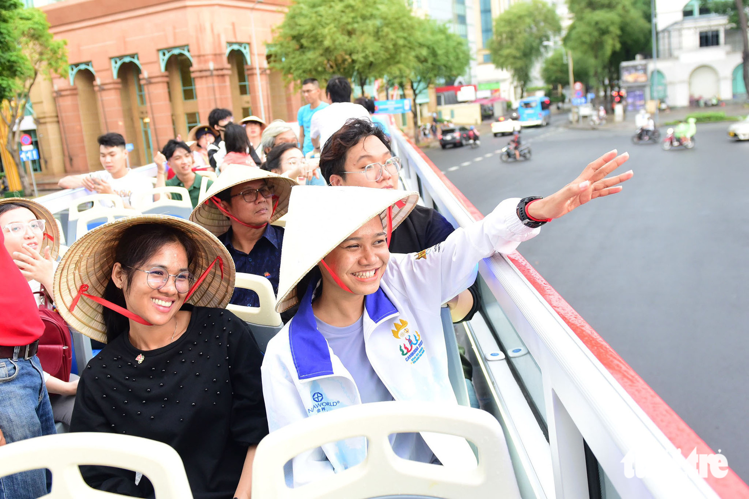 VĐV khóc trong mưa Bou Samnang dạo chơi Sài Gòn trong mưa - Ảnh 6.