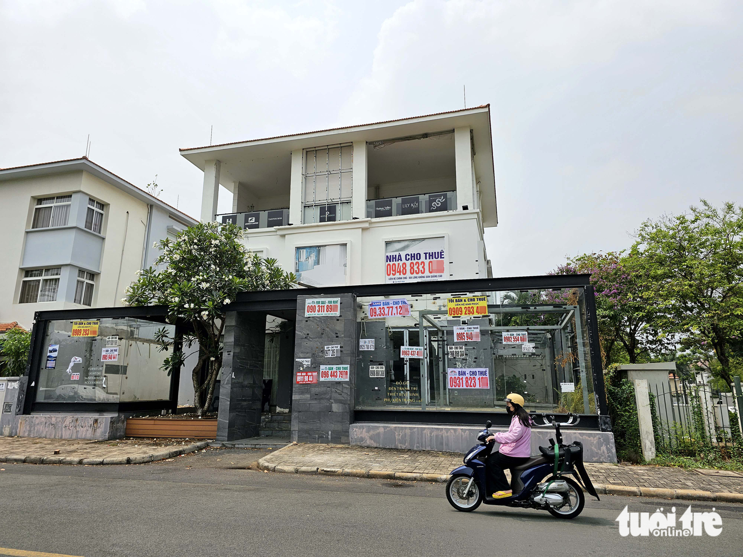 Những căn biệt thự trong các khu đô thị đã bàn giao nhiều năm cũng xuất hiện tình trạng rao bán thời điểm này - Ảnh: NGỌC HIỂN