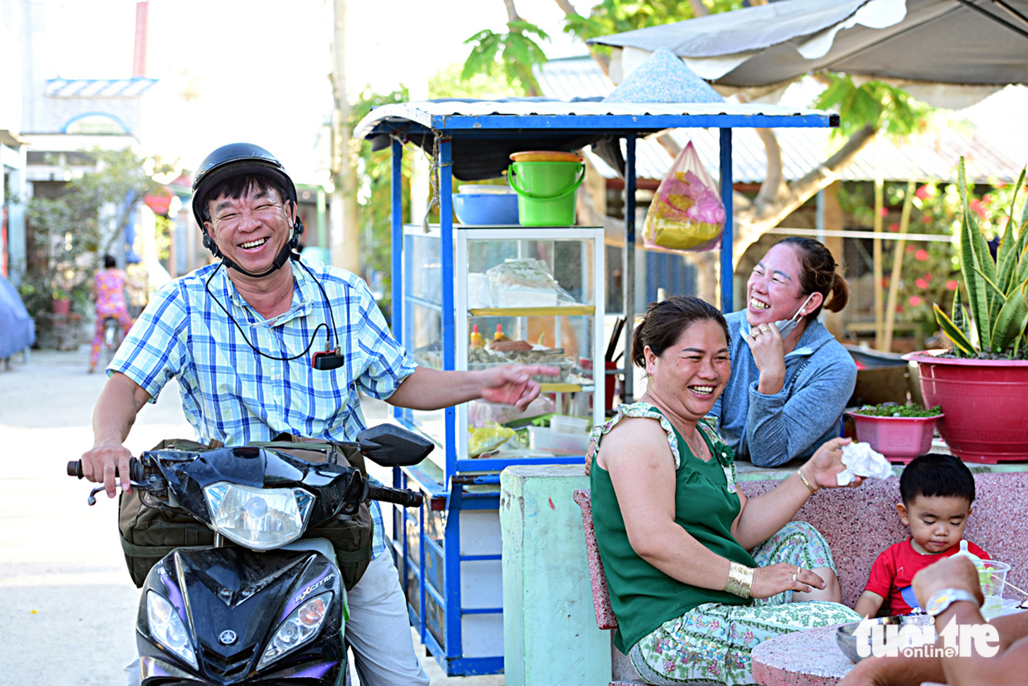 Khi được hỏi về bác sĩ Trường, người dân ở đây nói trìu mến: “Bác sĩ Trường hả? Ông là người nhà của cả đảo này đó"