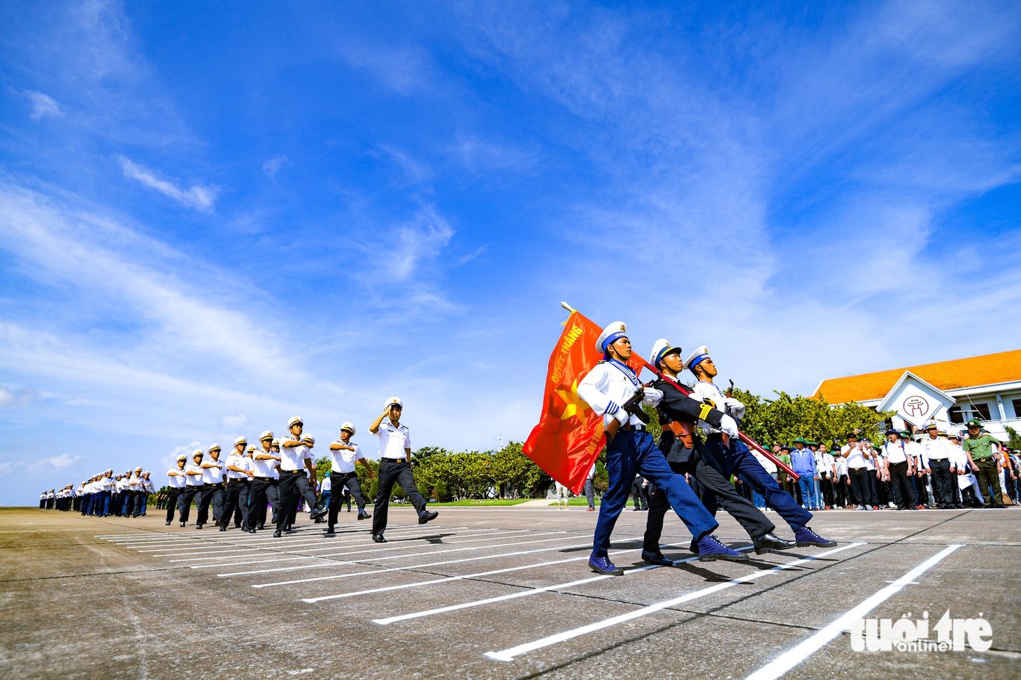 Duyệt binh chào mừng đoàn công tác hành trình 'Sinh viên với biển, đảo Tổ quốc' năm 2023 trên đảo Trường Sa Lớn