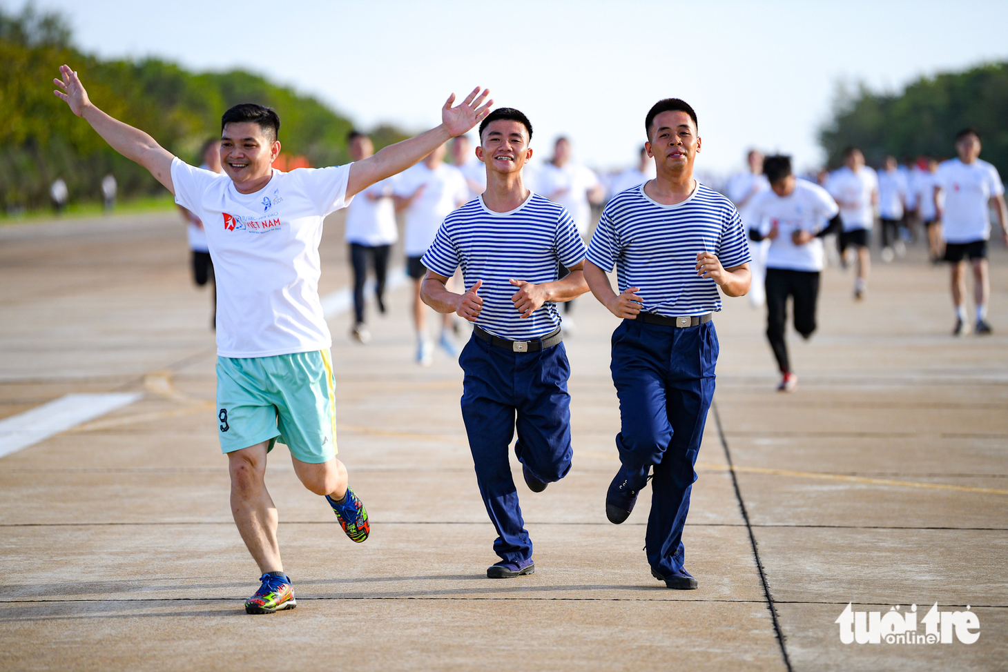 Các chiến sĩ trên đảo Trường Sa Lớn cũng hào hứng tham gia