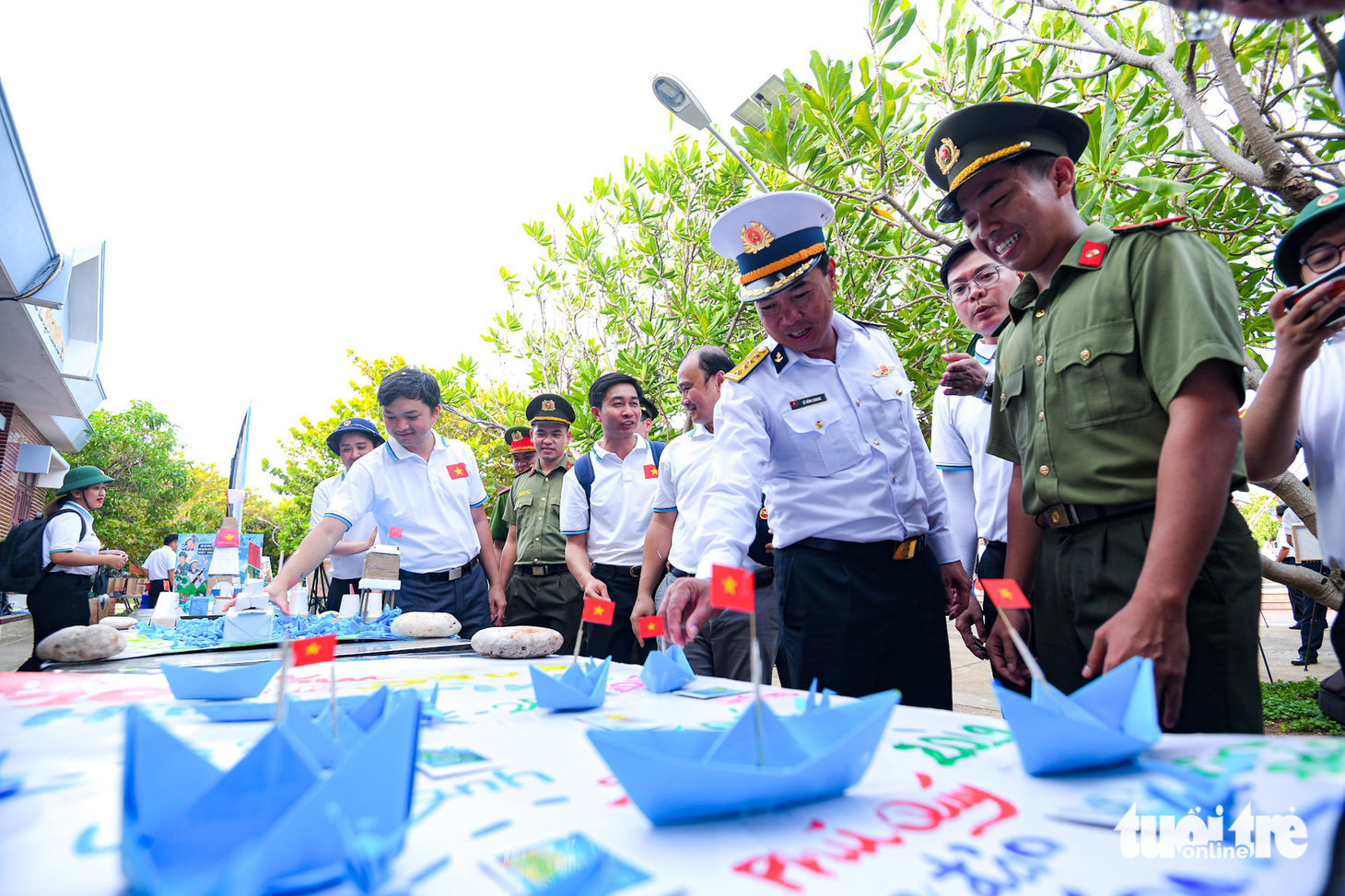 Nhiều mô hình, tác phẩm nghệ thuật sáng tạo thể hiện vẻ đẹp, tình yêu biển, đảo Việt Nam được các bạn sinh viên thực hiện bằng những vật liệu sẵn có