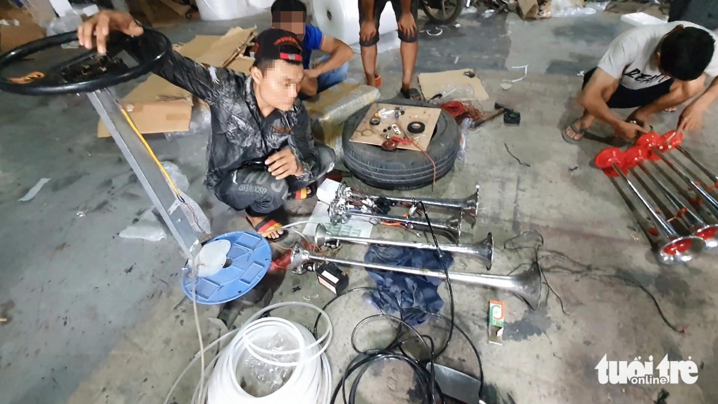 Thanh niên tên Dư bấm còi hơi tại gara trên đường số 6 (phường Bình Hưng Hòa B, quận Bình Tân)