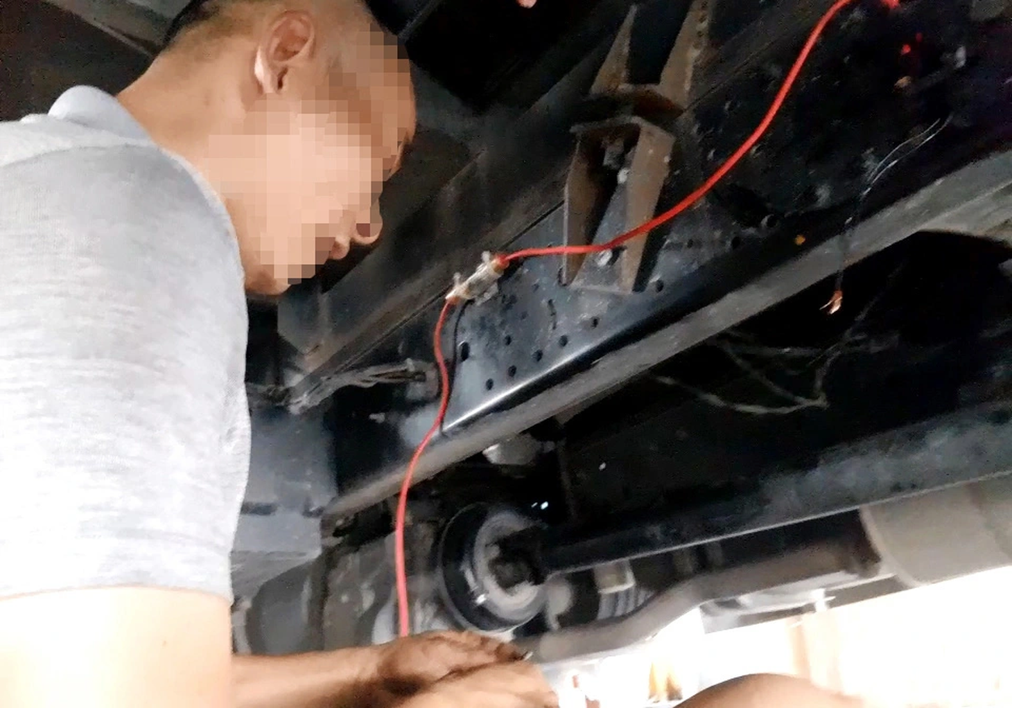 Ông Hải “độ” còi cho xe tải tại gara trên đường số 6 (phường Bình Hưng Hòa B, quận Bình Tân) - Ảnh cắt từ clip
