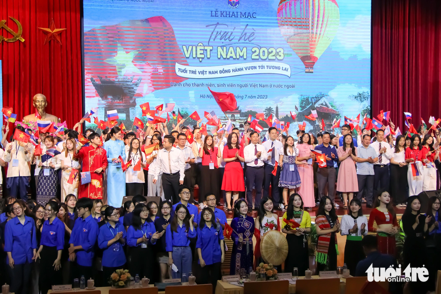 Các trại sinh, đoàn viên thanh niên cùng hát vang bài Nối vòng tay lớn và chụp ảnh kỷ niệm tại lễ khai mạc - Ảnh: DUY LINH