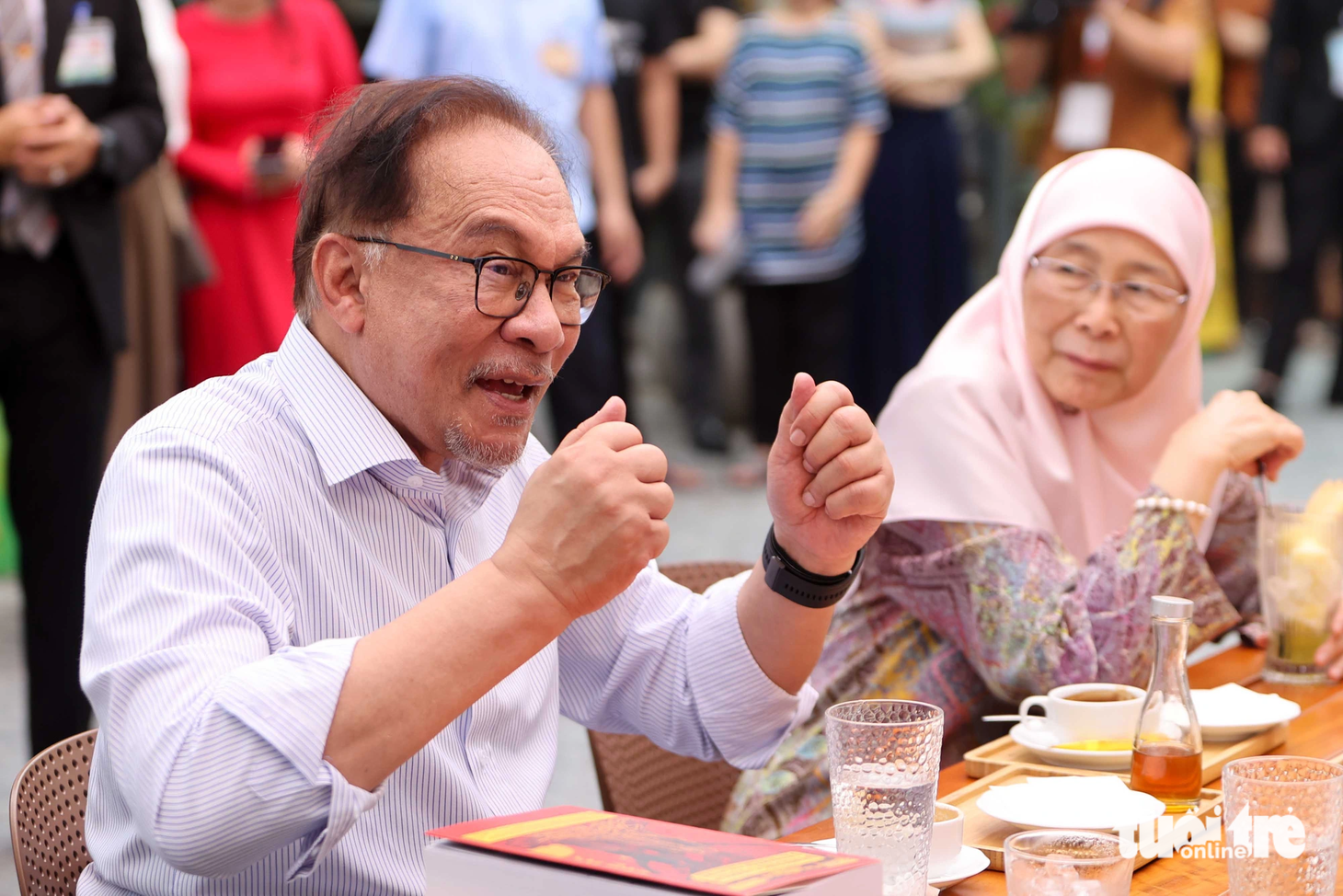 Đáp lại tình cảm nồng hậu của Thủ tướng Phạm Minh Chính và phu nhân, Thủ tướng Malaysia Anwar Ibrahim đã tặng cuốn "Malaysia Madani" do chính ông viết nói về mục tiêu xây dựng đất nước Malaysia dưới thời ông. Trong ảnh: Thủ tướng Malaysia đang giải thích về tên gọi của cuốn sách - Ảnh: NGUYỄN KHÁNH