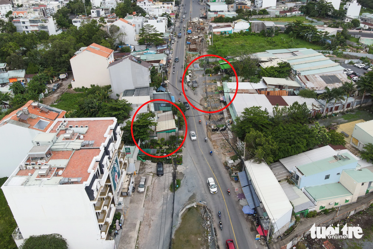 Đường Lương Định Của (đoạn cách đường Trần Não 150m, hướng đường Mai Chí Thọ) "méo mó" vì còn vướng các mặt bằng chưa được bàn giao để thi công thông suốt.