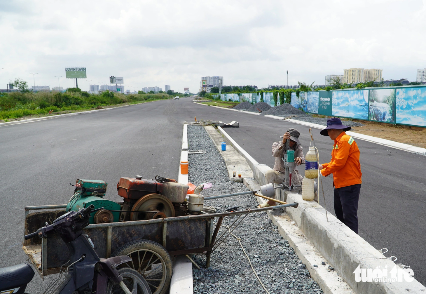 Các công nhân đang bó vỉa đoạn chân cầu trước khu tái định cư Thủ Thiêm