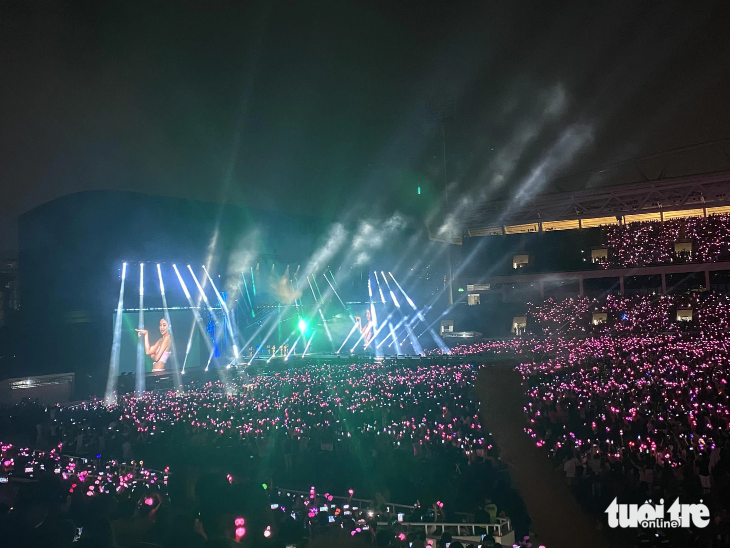 Vũ đạo bốc lửa của BlackPink trên sân khấu Born Pink Hà Nội. Khán giả vỡ òa theo từng điệu nhạc - Ảnh: MAI THƯƠNG