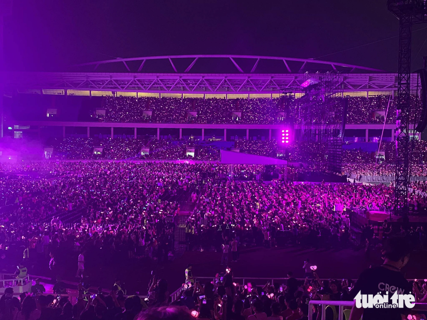 19h40, chưa đến giờ diễn, sân khấu phát MV các bản hit của BlackPink để hâm nóng không khí. Người hâm mộ BlackPink tích cực hát theo, hò hét với các ca khúc nổi tiếng như Shut down, How you like that… - Ảnh: MAI THƯƠNG