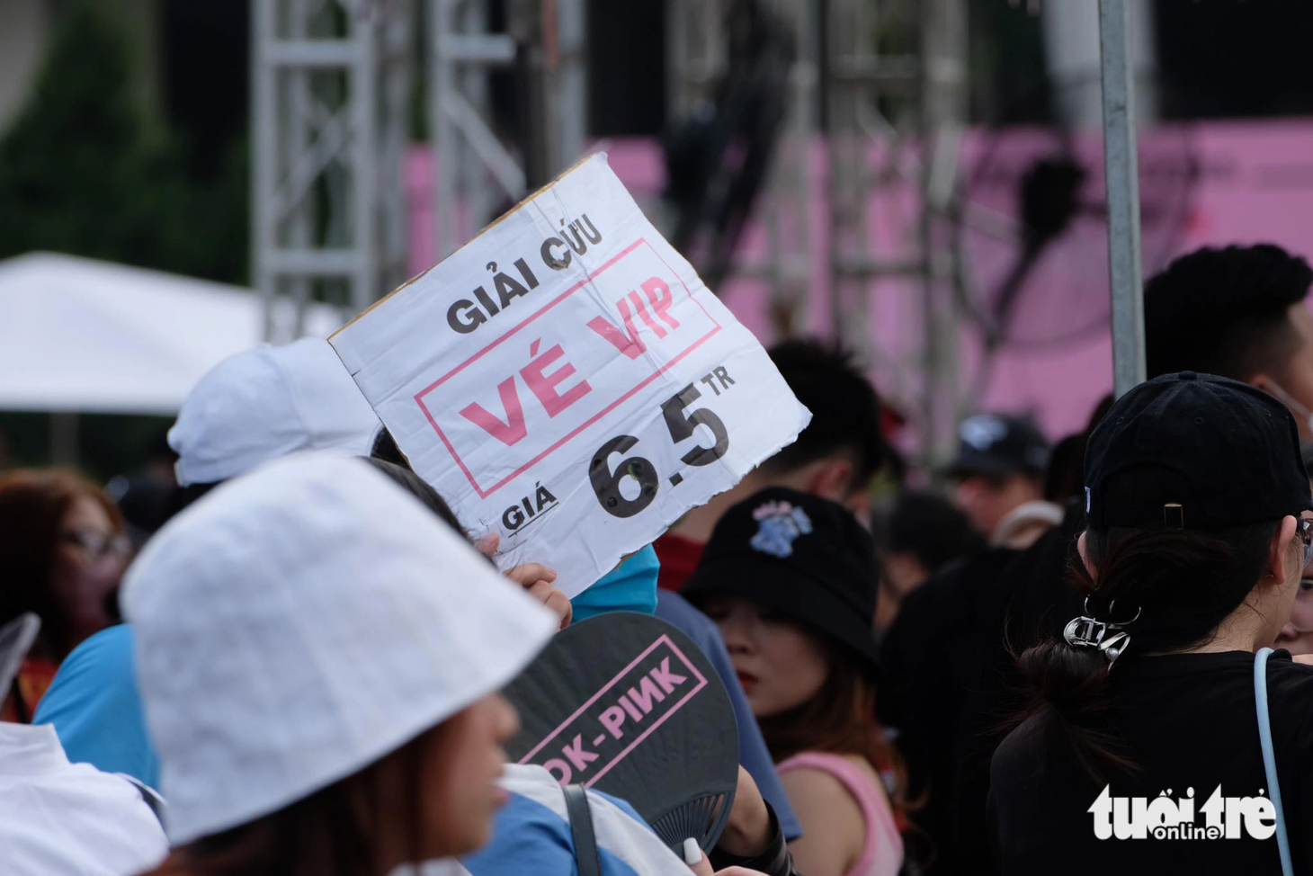 Xin "giải cứu" vé - Ảnh: NGUYÊN BẢO