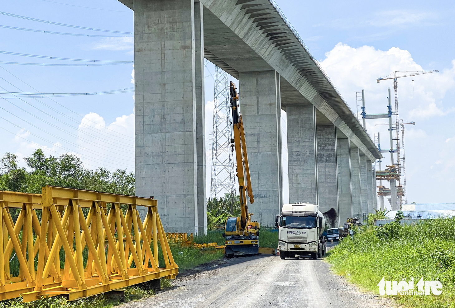 Trong ảnh là đường dẫn vào công trường gói thầu J1 của cao tốc Bến Lức - Long Thành. Gói thầu này có chiều dài hơn 2,5km, xây dựng cầu dây văng Bình Khánh và cầu cạn bắc qua sông Soài Rạp (thuộc huyện Nhà Bè và Cần Giờ, TP.HCM)