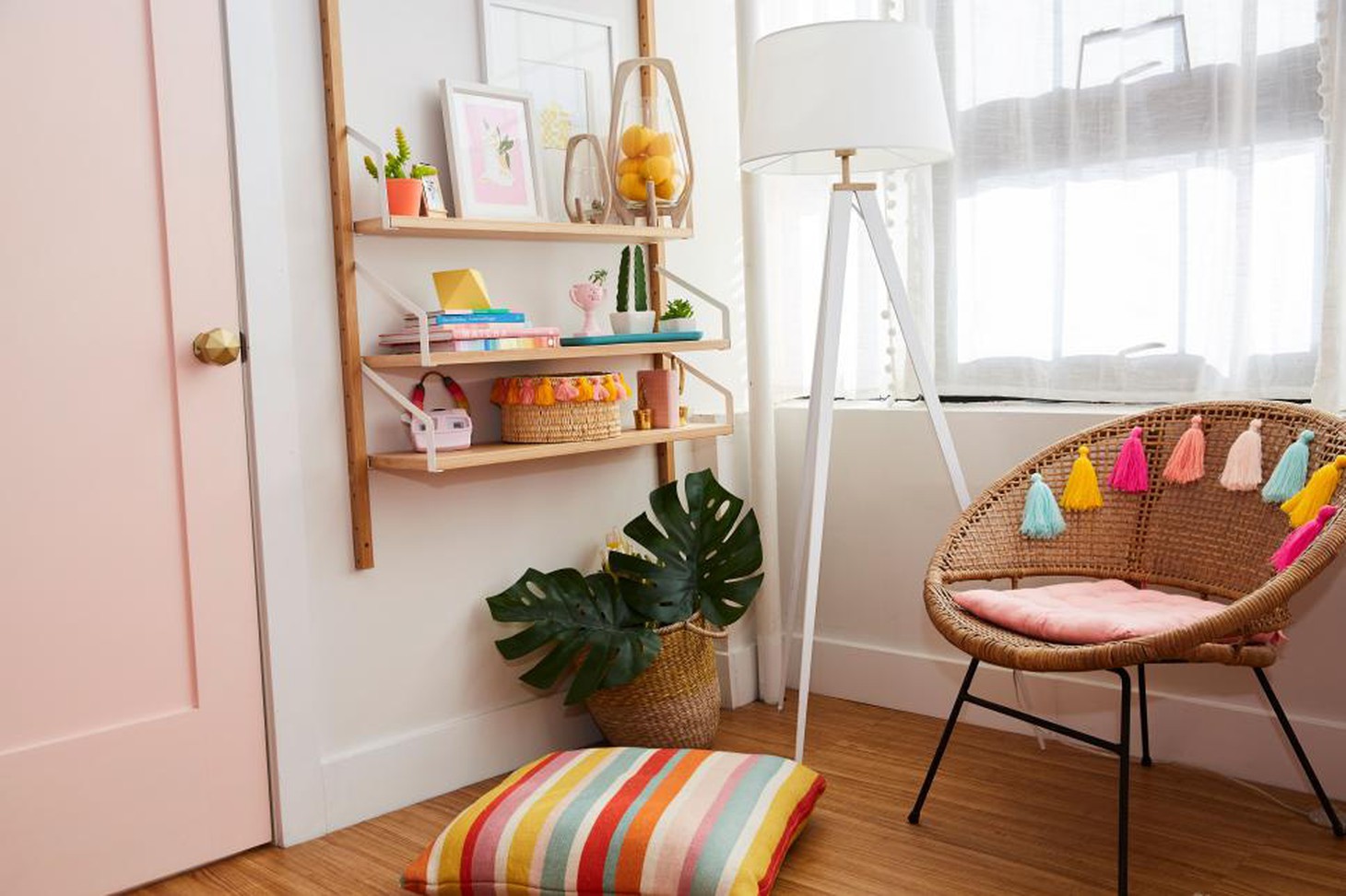 Góc thư giãn nhỏ xinh xắn trên sàn gỗ mới cải tạo - Ảnh: HGTV