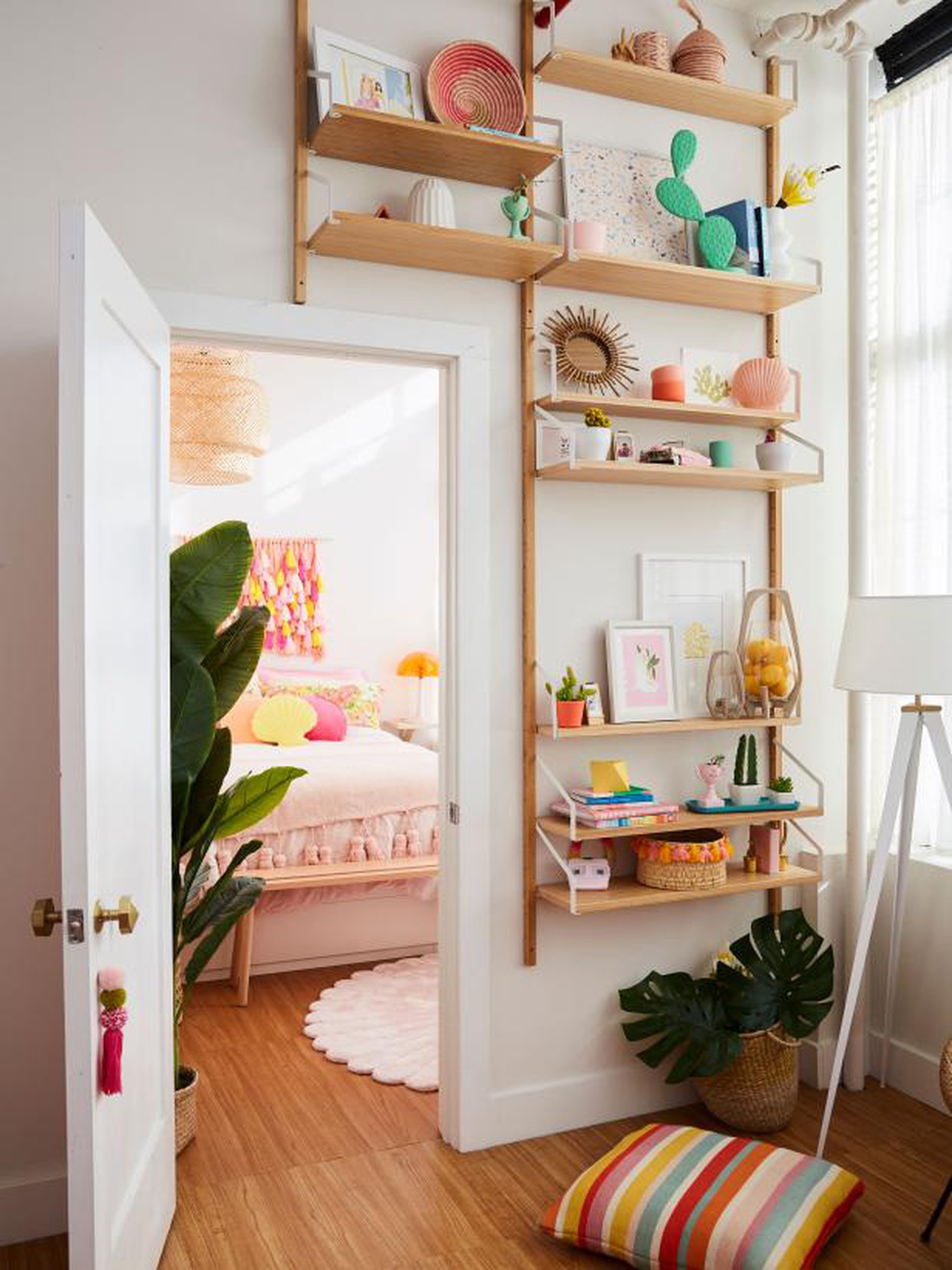 Chiếc kệ "đo ni đóng giày" tận dụng bức vách phòng ngủ do chủ nhà tự tay thiết kế - Ảnh: HGTV