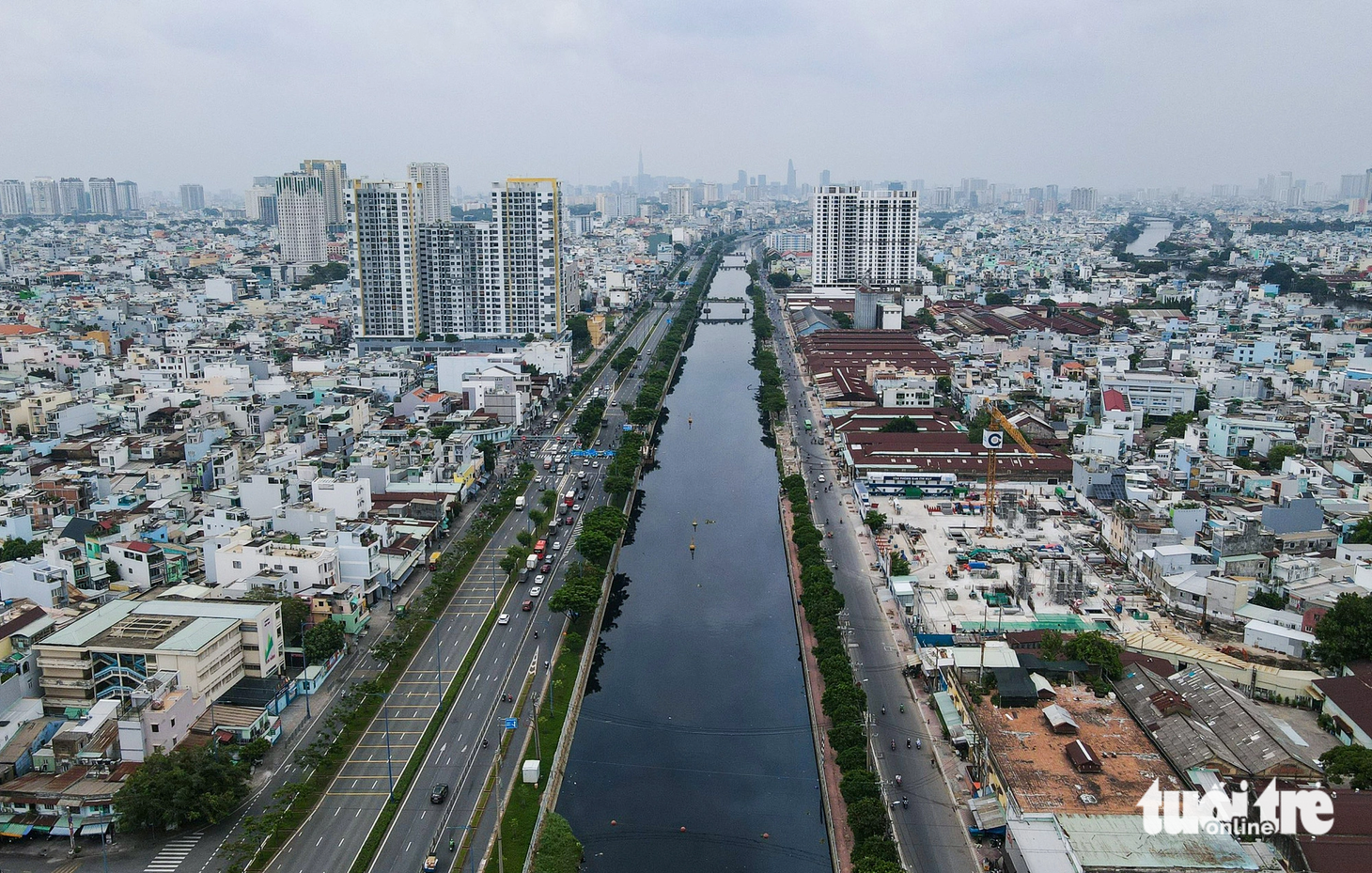 Dự án cầu đường Bình Tiên dài 3,2km - nối trung tâm về huyện Bình Chánh - được TP phê duyệt đầu tư theo hình thức BT (xây dựng - chuyển giao). Con đường nối trung tâm ra khu Nam này khi hình thành sẽ giải quyết tình trạng ùn tắc, tăng cường liên kết vùng giữa TP với các tỉnh Đồng bằng sông Cửu Long qua tuyến quốc lộ 50 (đang triển khai mở rộng), đường Nguyễn Văn Linh, quốc lộ 1, cao tốc Bến Lức - Long Thành, vành đai 3 TP.HCM. Nhưng khi Luật PPP ra đời đã bỏ hình thức BT, TP cũng tạm dừng dự án này. TP.HCM có kế hoạch triển khai dự án theo hình thức BOT. Tổng vốn dự án này 6.218 tỉ đồng.