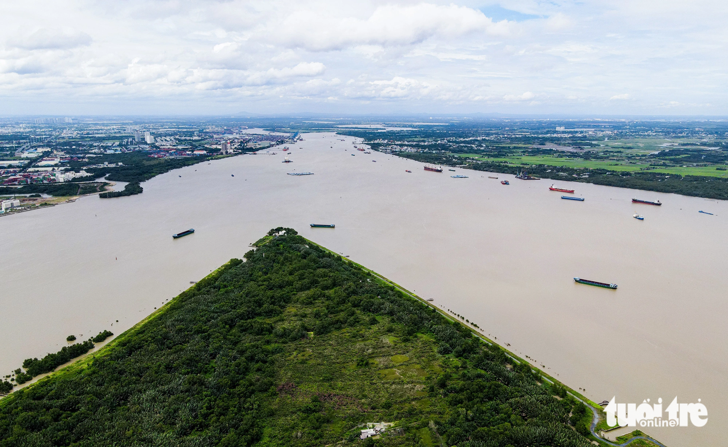 Từ cầu Phú Mỹ (quận 7, TP.HCM) sẽ nhìn thấy "Mũi Đèn Đỏ" tại ngã ba sông Sài Gòn và sông Nhà Bè tuyệt đẹp. Đây là nơi bắt nguồn cho câu ca dao: "Nhà Bè nước chảy chia hai / Ai về Gia Định, Đồng Nai thì về".