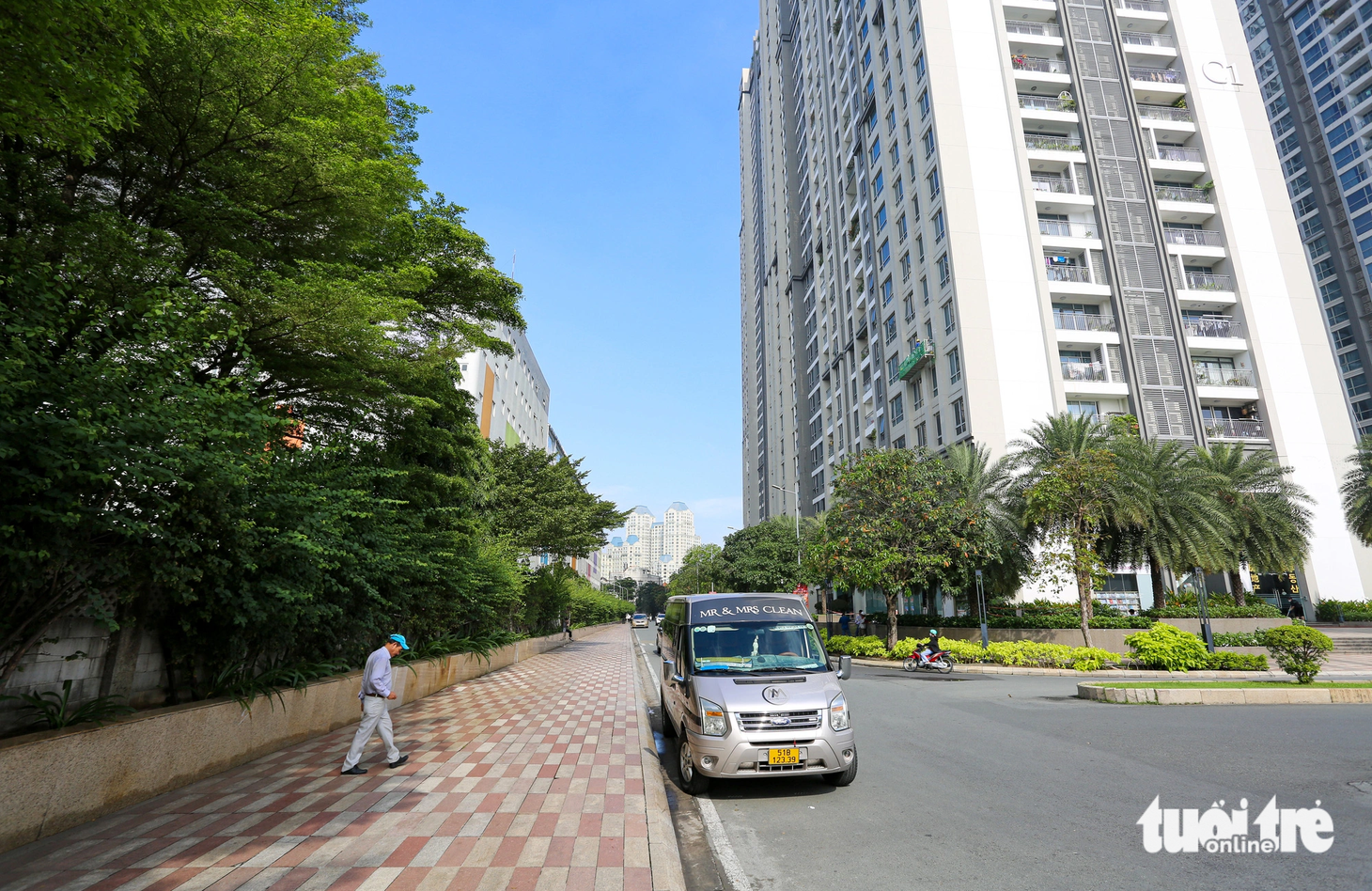 Chỉ vì bức tường "oan trái" này mà một đoạn đường khá đẹp từ chân cầu Sài Gòn đến chân cầu Thủ Thiêm 1 bị đứt quãng. Thời điểm cuối năm 2022 khi cầu vượt Nguyễn Hữu Cảnh gặp sự cố, Công an TP.HCM có công văn gửi chủ tịch UBND TP.HCM về việc bảo đảm an toàn giao thông trong thời gian sửa chữa cầu. Công an TP cho biết hai dự án nằm liền kề nhau, có chung một tuyến đường nội bộ ven sông Sài Gòn nhưng ngăn cách bởi bức tường.