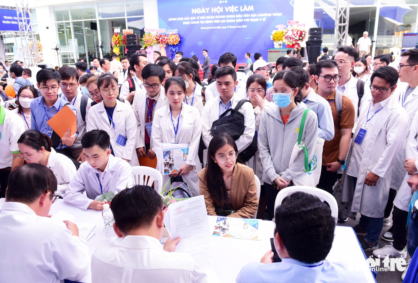 Rất đông các bác sĩ trẻ có mặt tại gian tư vấn của Bệnh viện Phục hồi chức năng - Điều trị bệnh nghề nghiệp TP.HCM để tham gia ứng tuyển - Ảnh: DUYÊN PHAN