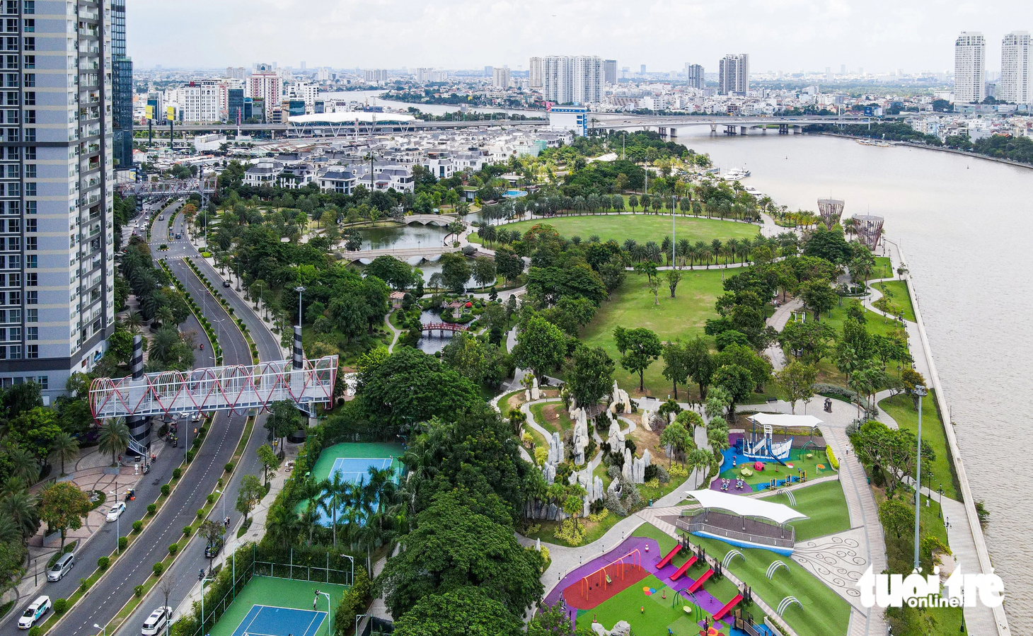 Khu vực đường ven sông khu dân cư Vinhomes (dài gần 1km) sở hữu hạ tầng khang trang cùng công viên Vinhomes Central Park. Với không gian rộng lớn, ngập tràn mảng xanh, công viên này được ví von là một trong những công viên đẹp nhất TP.HCM