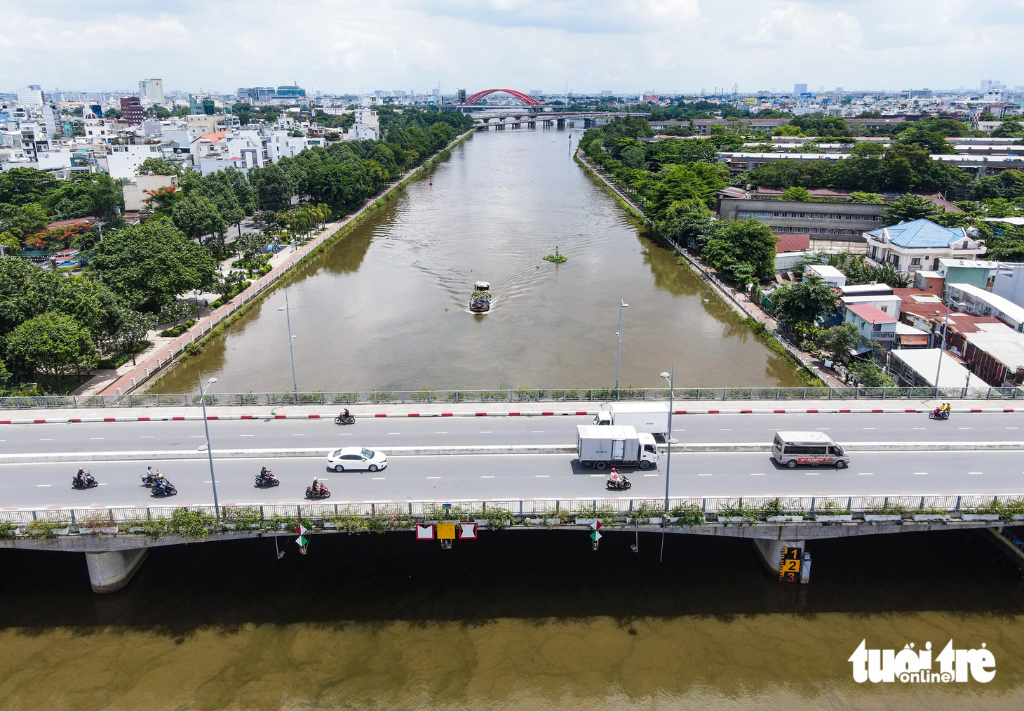 Đến nay, TP.HCM đã giao các sở ngành liên quan rà soát tính pháp lý con đường ven sông. Đồng thời, UBND TP.HCM cũng giao Sở Giao thông vận tải TP.HCM phối hợp với Ban quản lý xây dựng các công trình giao thông lên phương án hoàn chỉnh dự án đoạn từ đường Tôn Đức Thắng đến cầu Bình Triệu theo quy hoạch được duyệt (quy mô, phân kỳ đầu tư, nguồn vốn…).