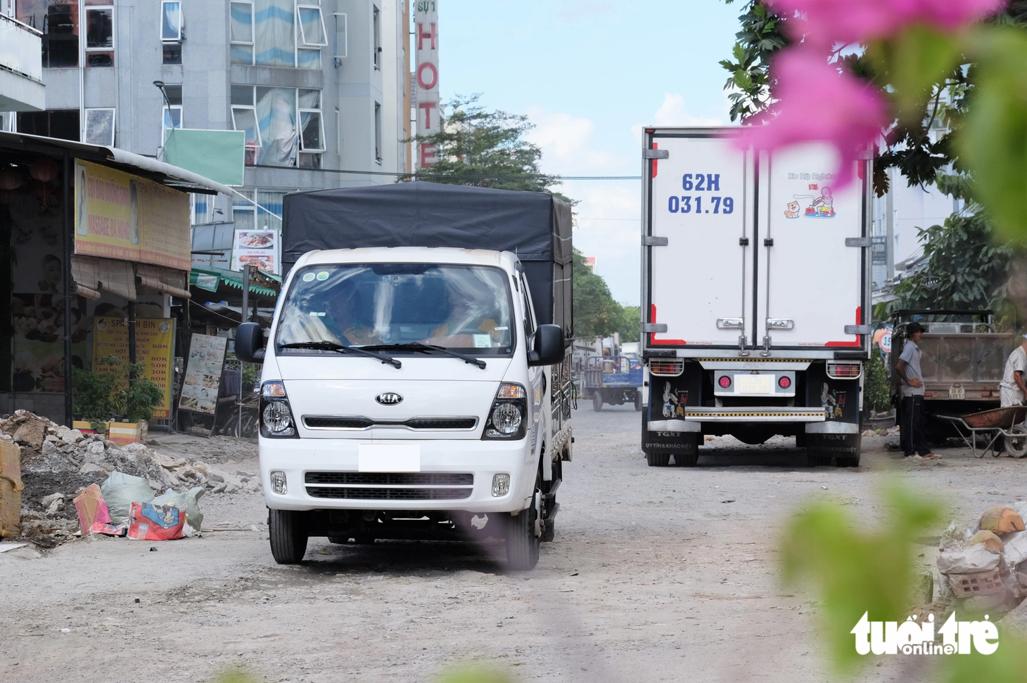 Xe tải dừng đỗ, di chuyển liên tục trong các tuyến đường thuộc khu tái định cư Bến Lức (quận 8, TP.HCM) - Ảnh: PHƯƠNG NHI