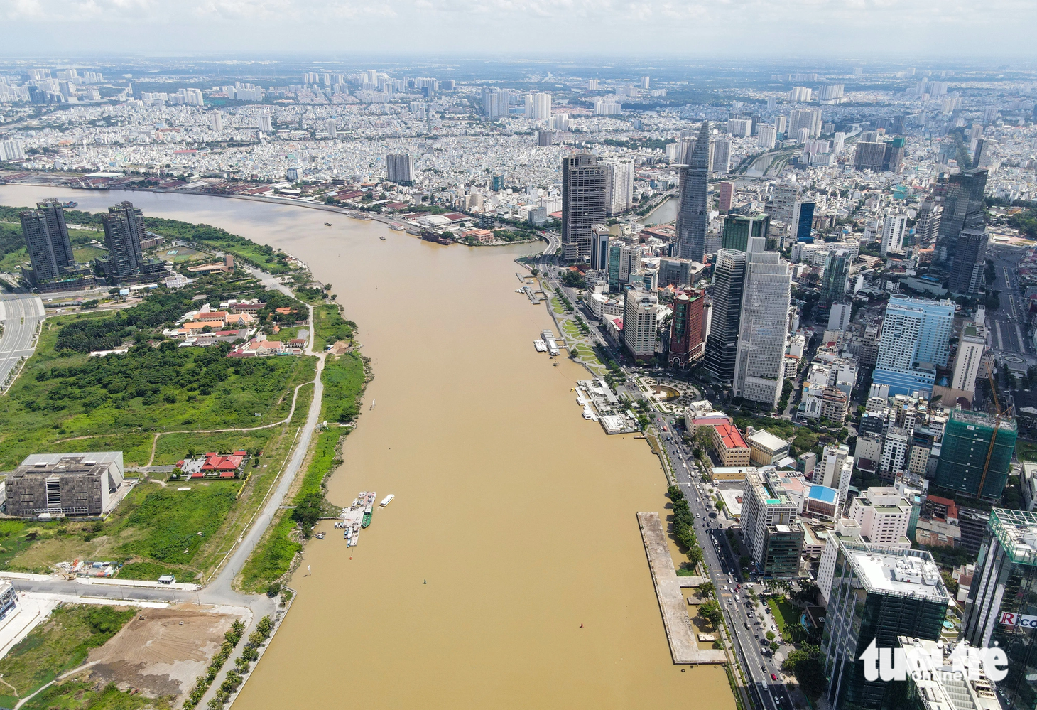 Toàn cảnh đôi bờ sông Sài Gòn một bên chảy qua bến Bạch Đằng, quận 1 và một bên chảy qua TP Thủ Đức. Hiện tại một bên là đô thị sầm uất, một bên đang trong quá trình xây dựng, đường sá vẫn chưa hoàn thiện.