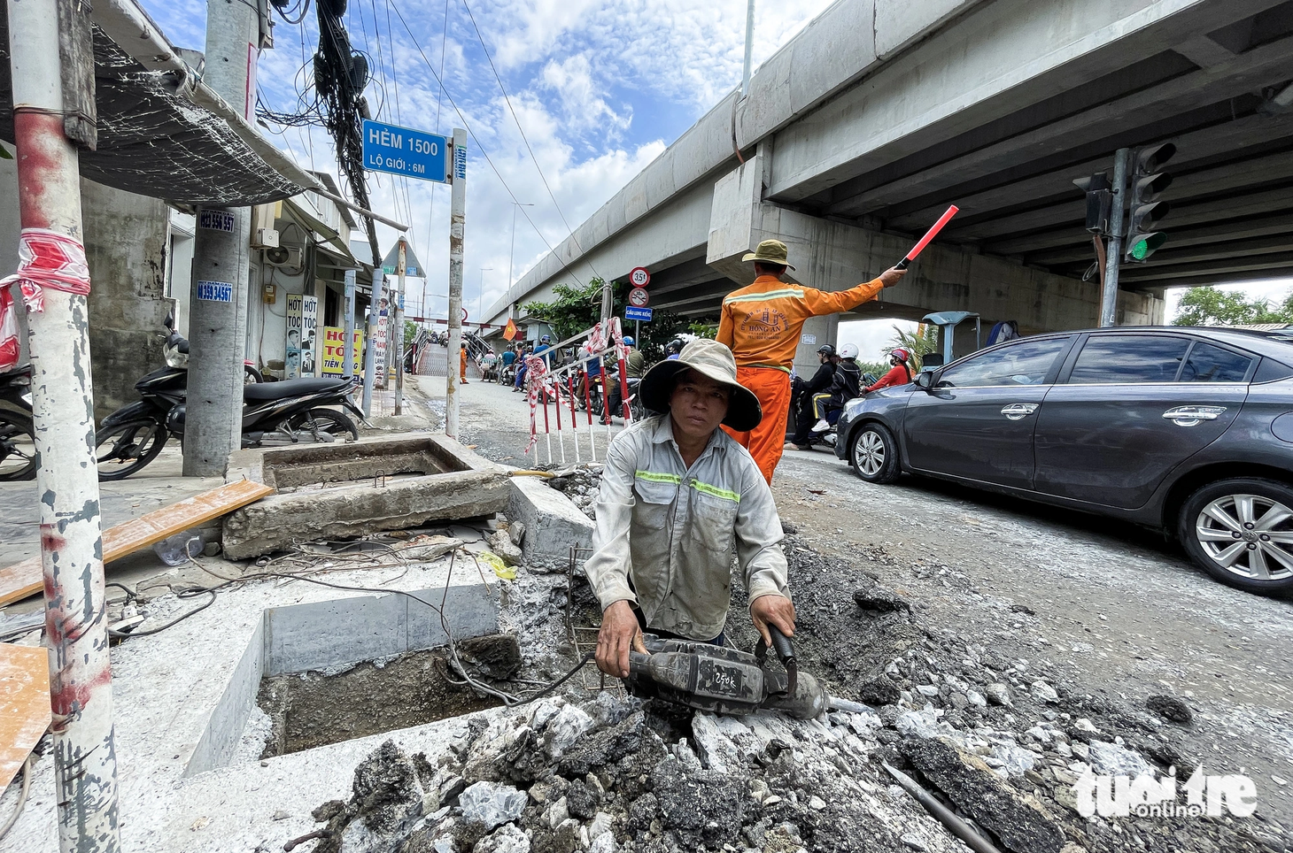 Đơn vị thi công đang hoàn thiện các hạng mục phụ như nắp hố ga, vỉa hè, dải phân cách. Cơ bản công trình cầu Long Kiểng mới đã gần như hoàn thiện các hạng mục chính.