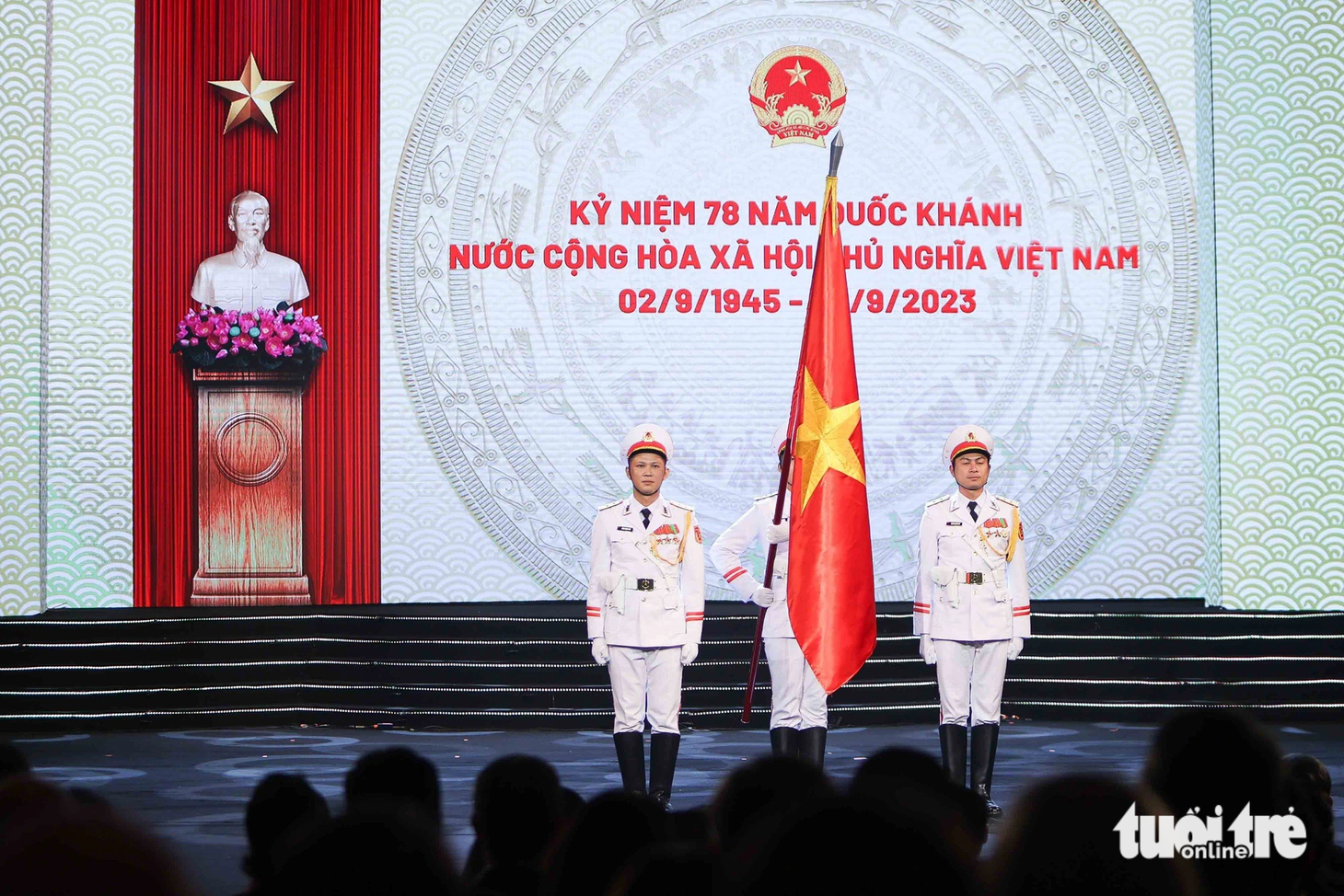 Lễ chào cờ trước chương trình kỷ niệm - Ảnh: NGUYỄN KHÁNH