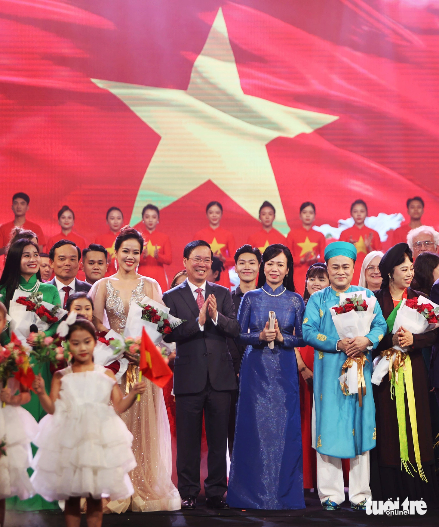 Chủ tịch nước Võ Văn Thưởng và phu nhân cùng các quan chức, đại biểu chụp ảnh sau chương trình kỷ niệm 78 năm Quốc khánh - Ảnh: NGUYỄN KHÁNH 