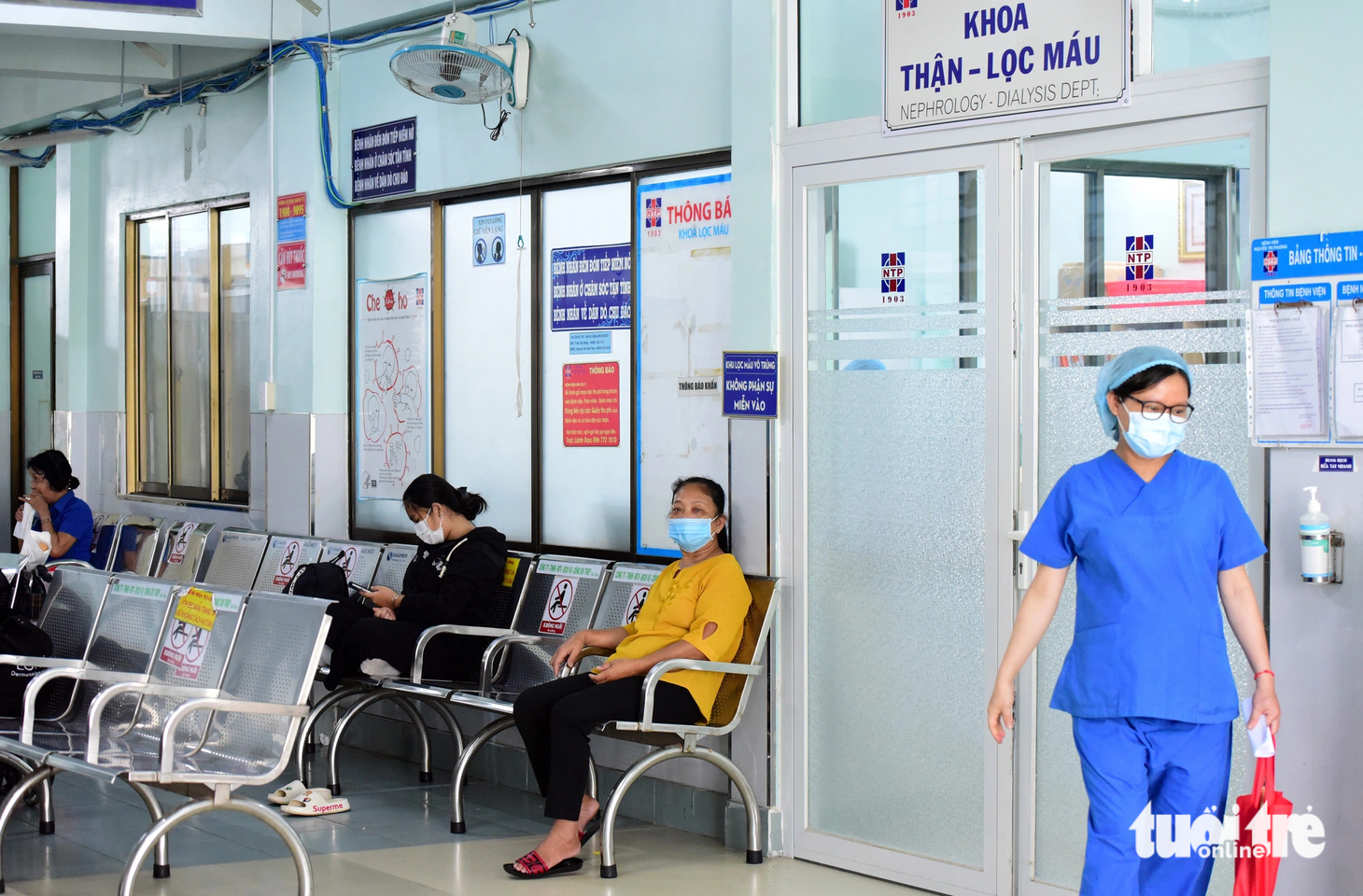 Ngồi ngoài chờ con chạy thận, bà Minh (mẹ Tài) nghĩ về đoạn đường mông lung phía trước - Ảnh: DUYÊN PHAN