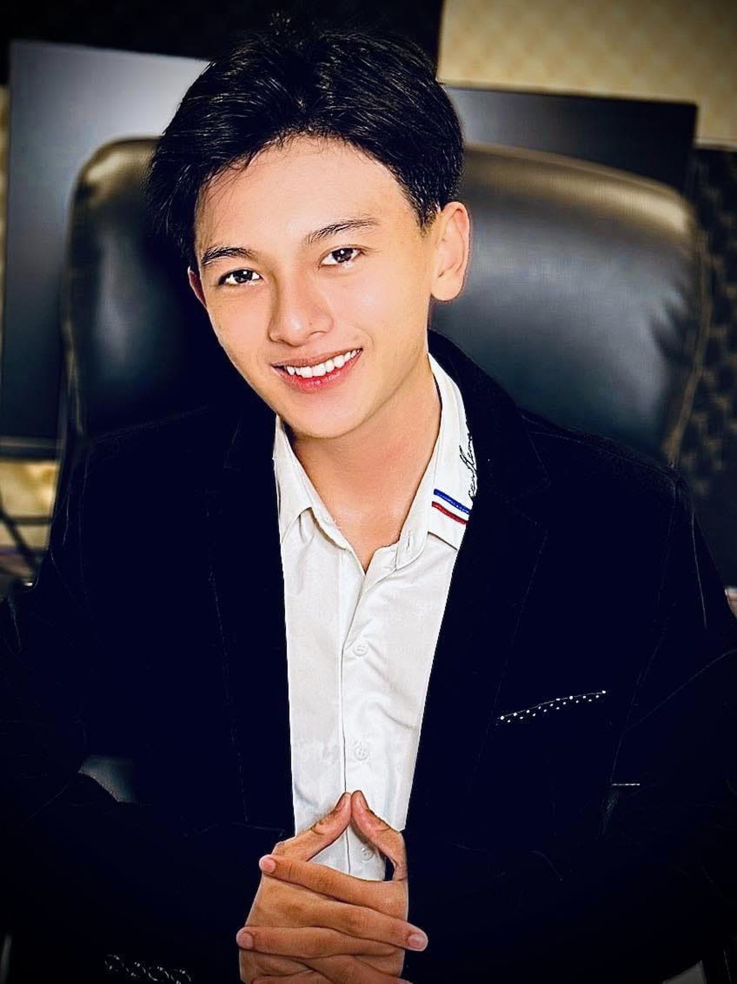 Nhạc công Vũ Minh Hiếu - Đoàn cải lương tuồng cổ Huỳnh Long - đột ngột ra đi khiến nhiều người bất ngờ và đau xót vì một tài năng còn khá trẻ. Anh sinh năm 2003, mất lúc 19h45 ngày 7-8. Nghệ sĩ Bình Tinh cho biết bác sĩ chẩn đoán Vũ Minh Hiếu bị phù phổi do biến chứng từ bệnh tim. Minh Hiếu bị bệnh tim hơn 10 năm nay - Ảnh: Facebook Bình Tinh