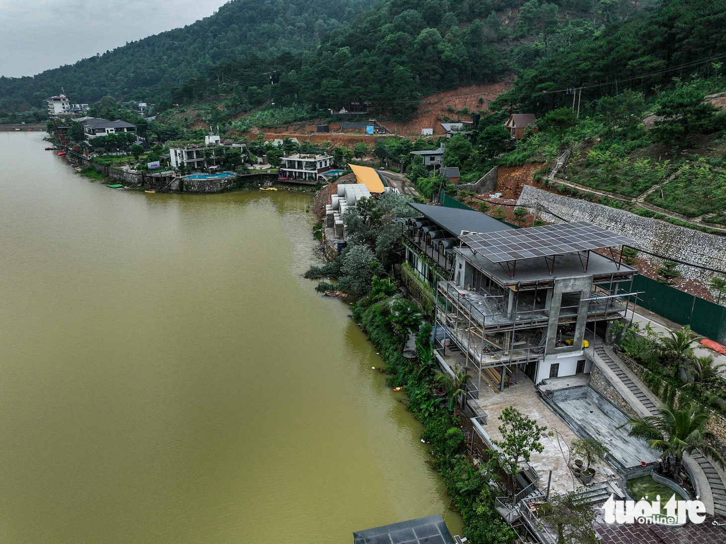 Hàng trăm công trình đã, đang và chuẩn bị được xây dựng vi phạm lấn chiếm "mọc lên như nấm sau mưa" tại khu vực hồ Đồng Đò (ảnh chụp chiều 7-8) - Ảnh: NAM TRẦN