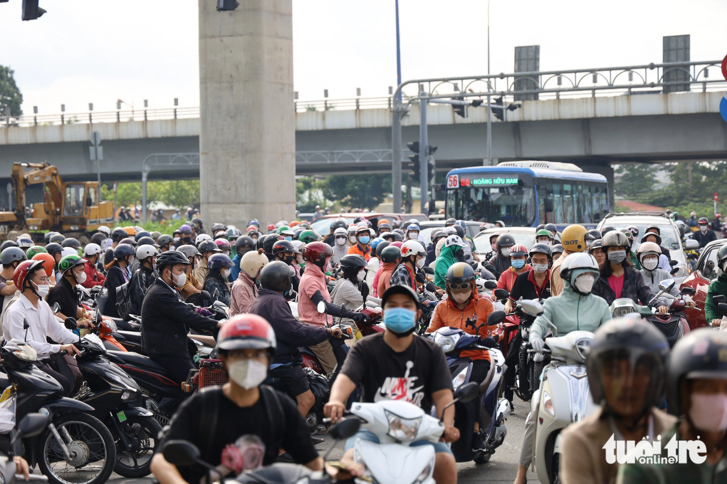 Các dòng xe chạy hỗn loạn tại ngã tư Thủ Đức - Ảnh: NGỌC QUÝ
