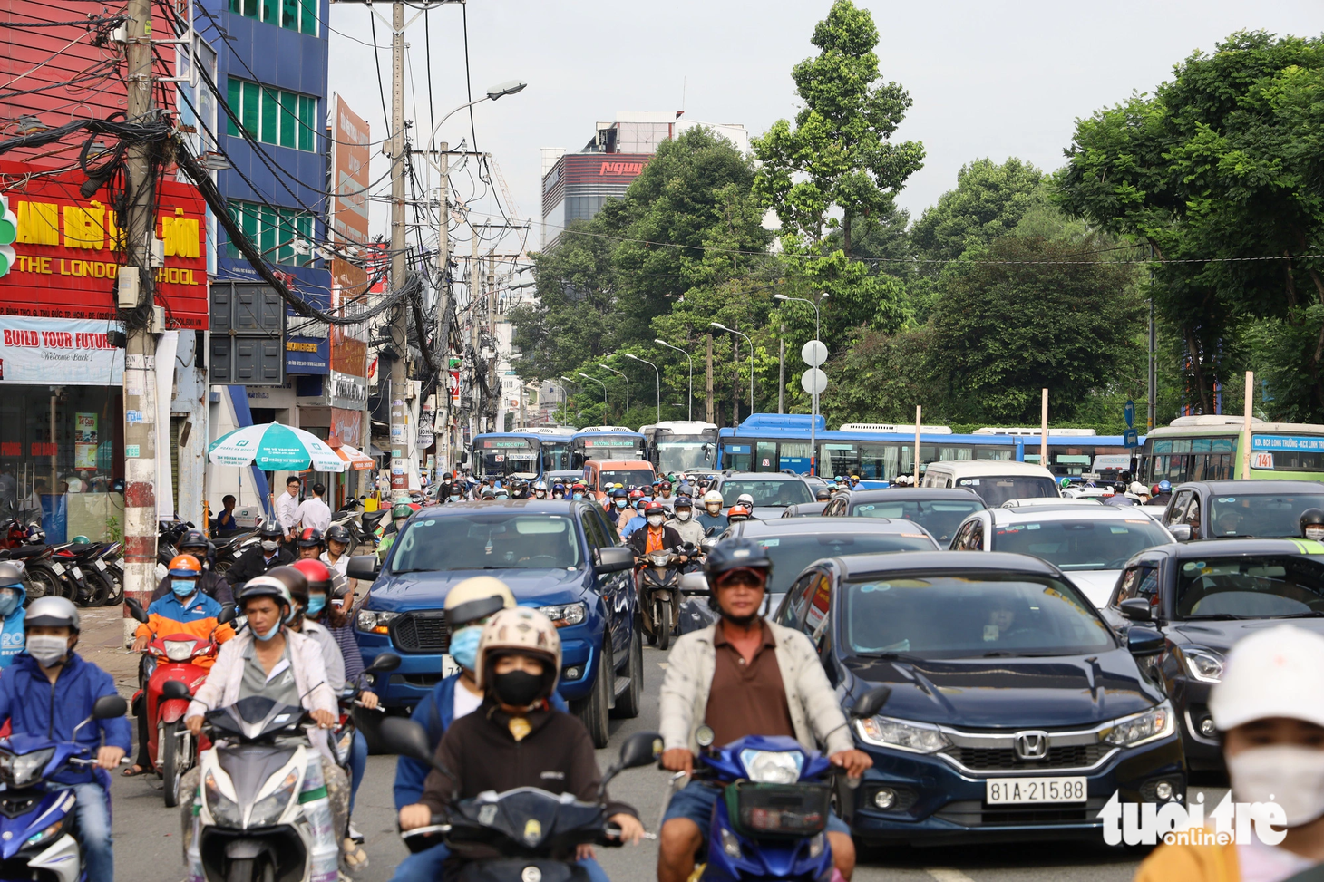 Đường Võ Văn Ngân (đoạn ngã tư Thủ Đức) xe cộ cũng nhích từng chút một - Ảnh: NGỌC QUÝ