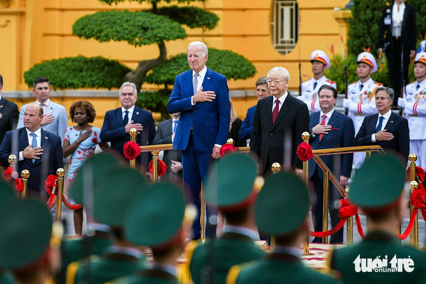 Quốc thiều Mỹ vang lên trong lễ đón chính thức. Tổng thống Mỹ Joe Biden sau đó đăng tải liên tiếp 4 thông điệp trên mạng xã hội Facebook và X (trước đây là Twitter) tối 10-9, trong đó có câu: "Cảm ơn sự đón tiếp nồng hậu, Việt Nam. Tôi biết đây sẽ là một chuyến thăm lịch sử" - Ảnh: NAM TRẦN