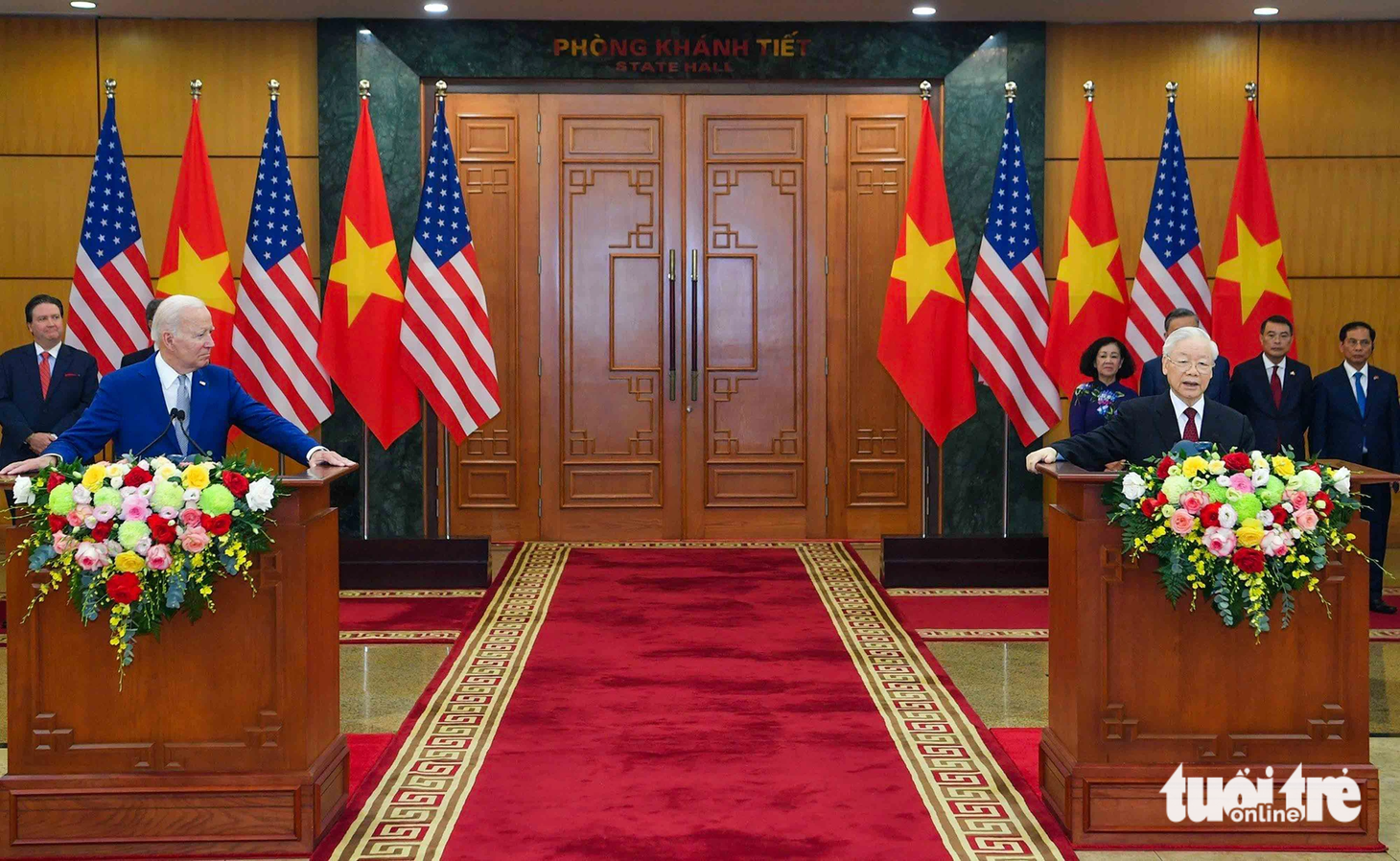 Tổng bí thư Nguyễn Phú Trọng và Tổng thống Mỹ Joe Biden phát biểu với báo chí sau cuộc hội đàm. Tại đây, hai nhà lãnh đạo chính thức tuyên bố việc nâng cấp quan hệ hai nước lên Đối tác chiến lược toàn diện. Tổng bí thư nhấn mạnh: "Sự hiểu biết lẫn nhau, hoàn cảnh của nhau, tôn trọng các lợi ích chính đáng của nhau và không can thiệp vào công việc nội bộ của nhau luôn có ý nghĩa quan trọng. Phương châm đặc thù cho sự phát triển quan hệ Việt Nam - Mỹ là "gác lại quá khứ, vượt qua khác biệt, phát huy tương đồng, hướng tới tương lai". Việt Nam đánh giá cao và coi trọng khẳng định của Mỹ là ủng hộ Việt Nam "mạnh, độc lập, tự cường và thịnh vượng" - Ảnh: HẢI HUY