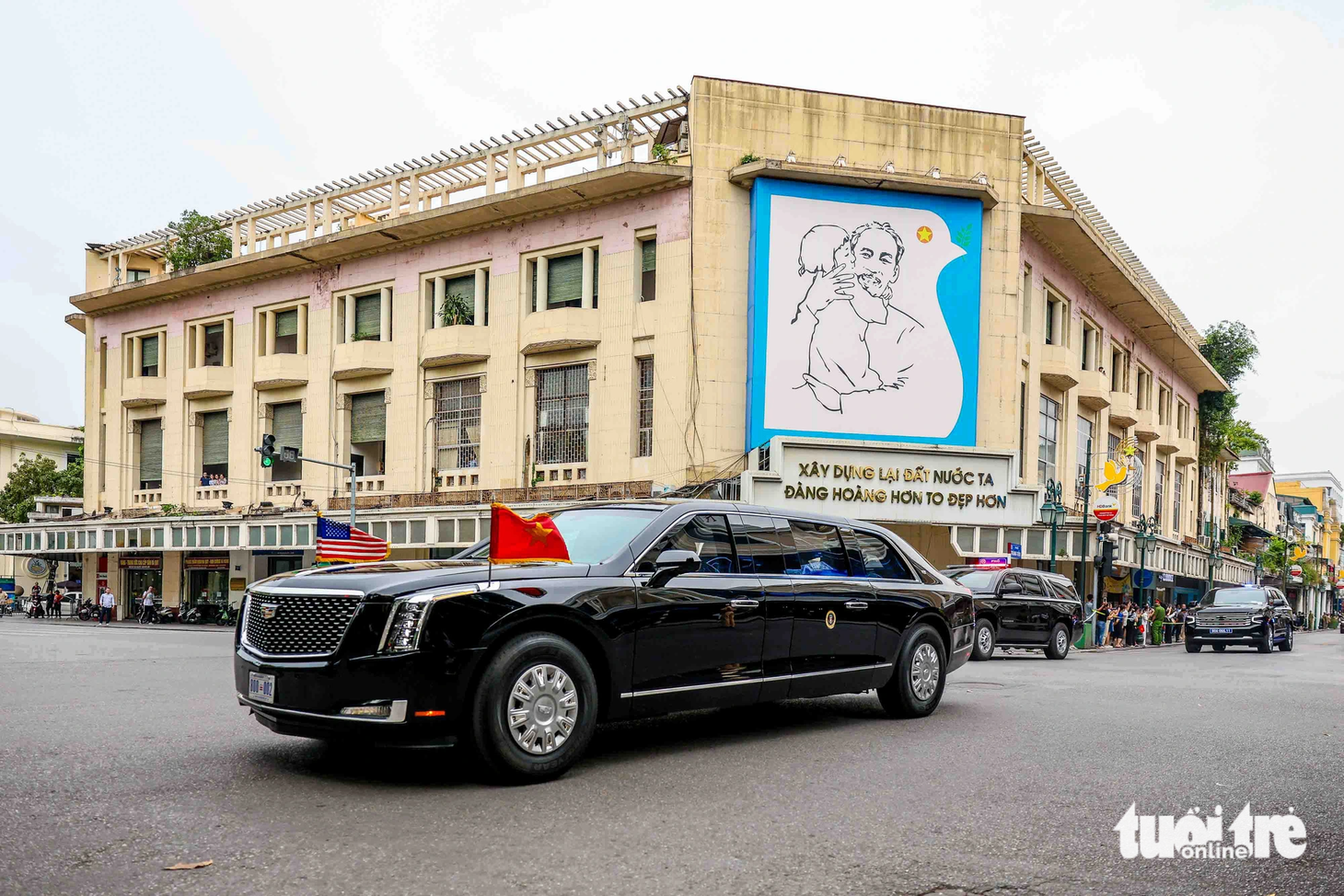 Chiếc xe "The Beast" (Quái thú) của Tổng thống Mỹ Joe Biden trên đường di chuyển ra sân bay, đi qua phố Tràng Tiền (Hà Nội). Nhằm đảm bảo yếu tố an ninh, mỗi chuyến công du của Tổng thống Mỹ sẽ có hai chiếc "The Beast" có mặt trong đội hình. Lái xe vận hành "The Beast" của Tổng thống Biden là một phụ nữ - Ảnh: NGUYỄN KHÁNH