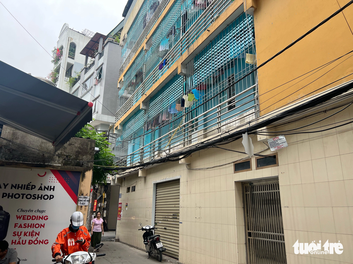 Việc vây kín lồng sắt ở ban công sẽ khiến việc thoát hiểm khó khăn hơn nếu không may xảy ra cháy - Ảnh: PHẠM TUẤN