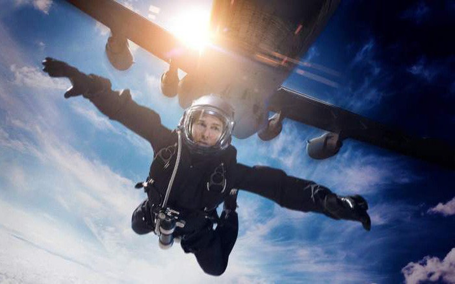 Cú nhảy HALO huyền thoại của Tom Cruise - Ảnh: Screen Rant
