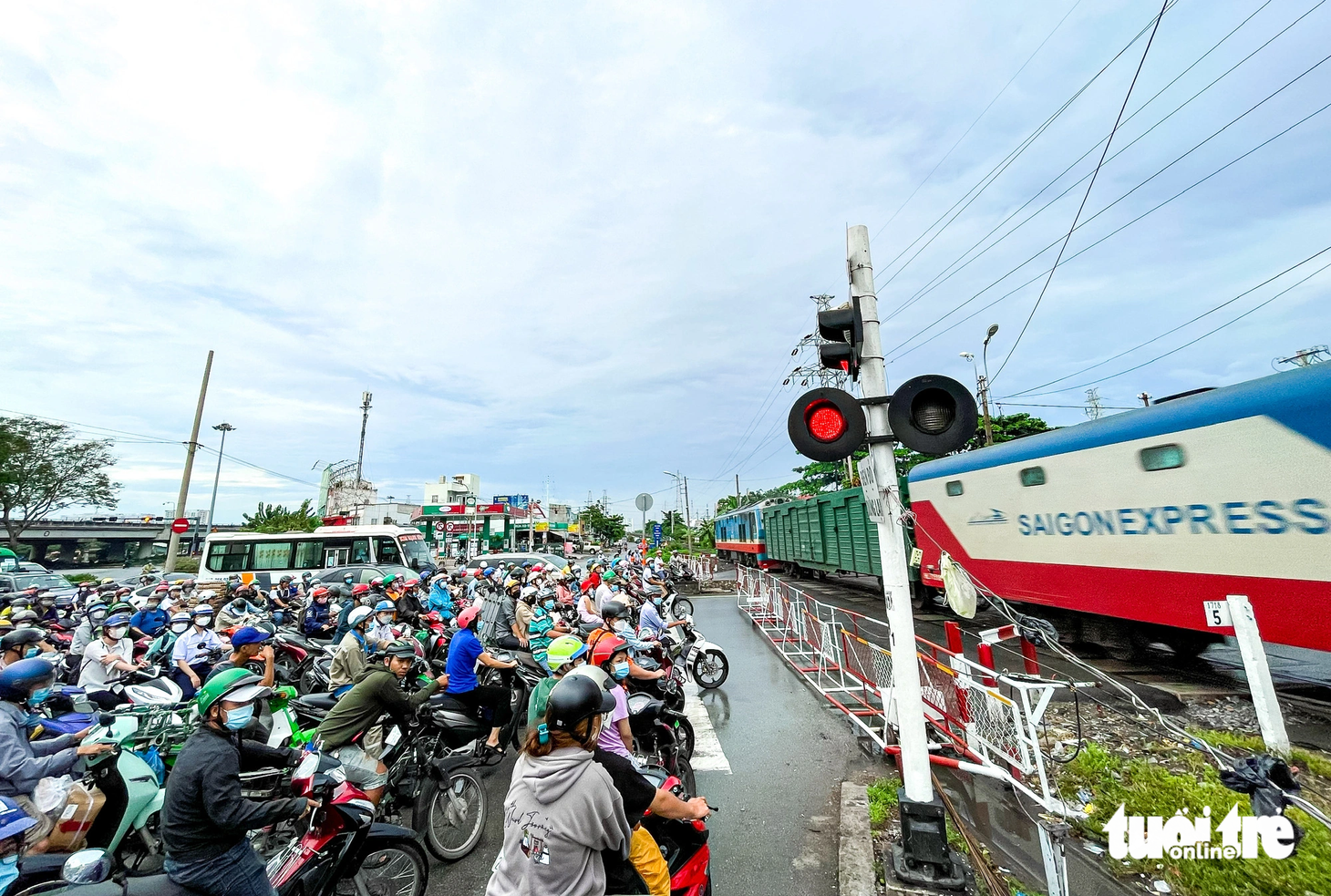 Liên danh tư vấn đề xuất bổ sung tuyến đường sắt xuyên tâm dài 23,6km từ ga Bình Triệu - ga Sài Gòn tới Tân Kiên. Đoạn tuyến từ Bình Triệu - ga Sài Gòn được sử dụng một phần hành lang đường sắt cũ để làm đường sắt khổ 1,435m và đề xuất tuyến đi trên cao. Ảnh chụp người dân đợi tàu tại quốc lộ 13, đoạn vào ga Bình Triệu, TP Thủ Đức.