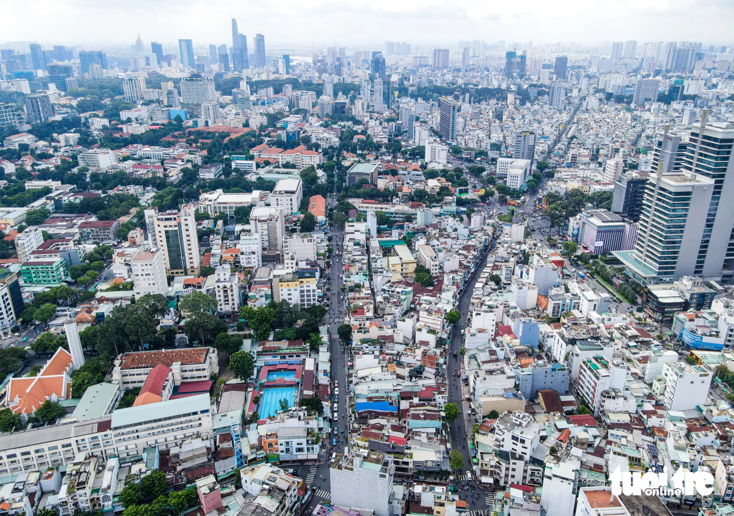 Trục đường Nguyễn Thông (trục thẳng) nhìn từ trên cao hiện tại khá hẹp, hai bên nhà cửa san sát. Với tốc độ đô thị hóa tăng nhanh khiến quỹ đất trống dành cho phát triển đường sắt thu hẹp dẫn đến chi phí giải phóng mặt bằng để xây dựng các tuyến đường sắt rất lớn, làm tăng tổng mức đầu tư khi triển khai xây dựng các tuyến đường sắt mới.
