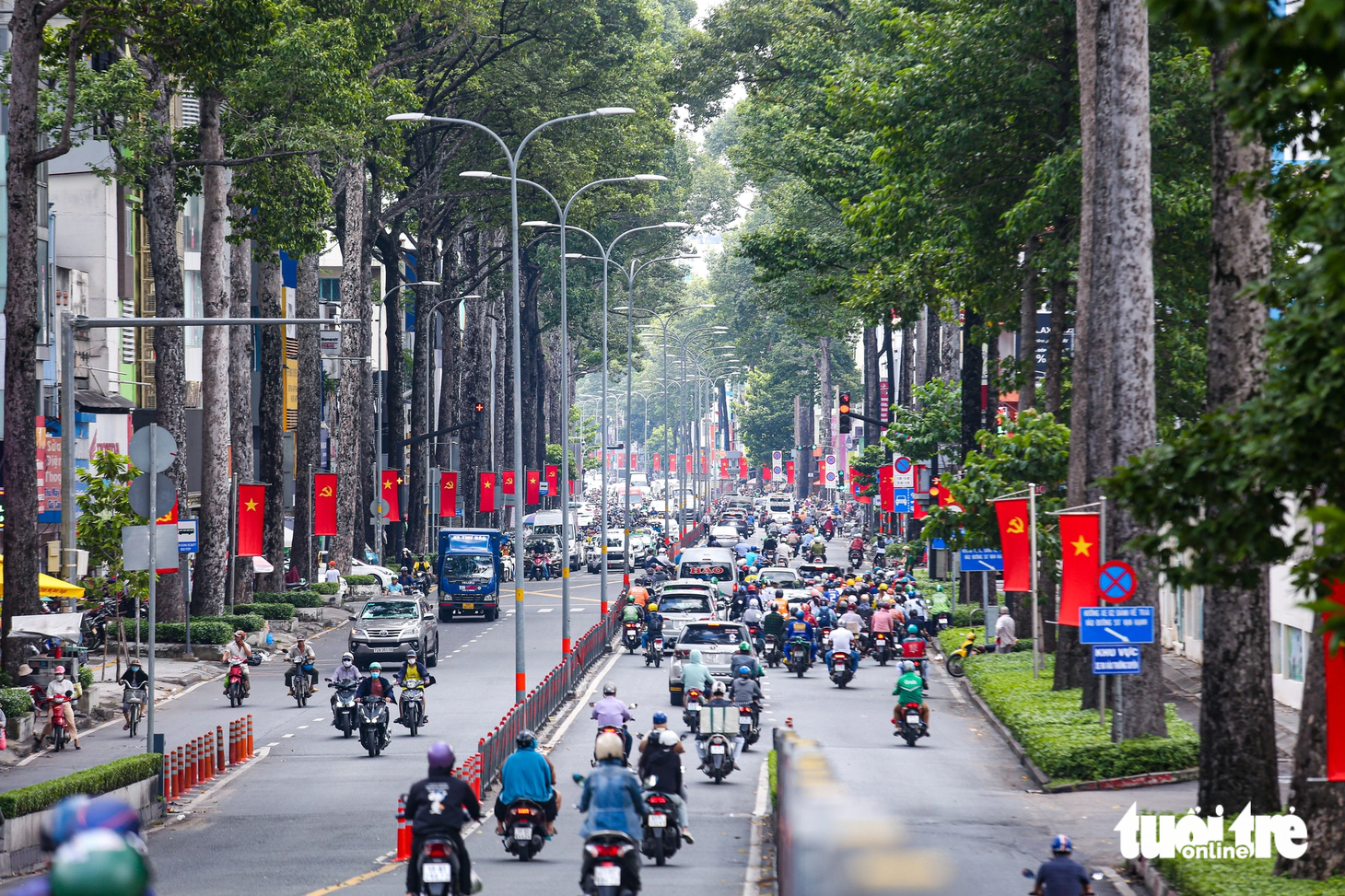 Theo phía tư vấn, báo cáo đầu kỳ cũng đã bước đầu nghiên cứu, đưa ra một số phương án vị trí, quy mô ga đầu mối chính về hàng hóa, hành khách cũng như sơ bộ tổ chức khai thác vận tải đường sắt. Trong bước tiếp theo, các nội dung này sẽ được tiếp tục phân tích, đánh giá làm cơ sở đề xuất lựa chọn, trong đó có định hướng nhu cầu sử dụng đất và sơ bộ nhu cầu vốn đầu tư. Ảnh chụp đường 3-2 nơi mà tư vấn đề xuất hướng tuyến đường sắt xuyên tâm đi trên cao.
